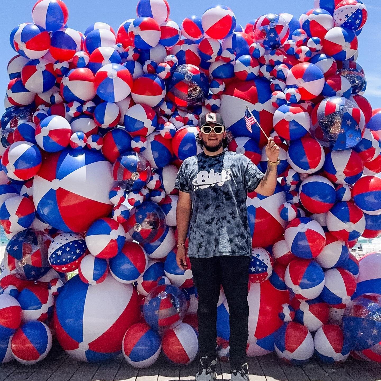 🇺🇸 Fun in the Sun! 🏖️🎉

☀️ We had an absolute blast creating a Fourth of July beach ball wall, and we just had to share the excitement with you all! 🎈🎆

🌊 Imagine a wall adorned with vibrant beach balls, each one representing the patriotic spi