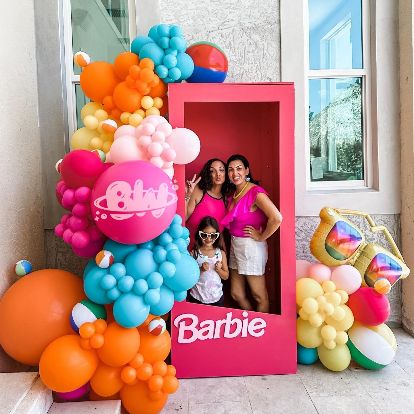 Summer vibes with our new Barbie backdrop now available for rent!
.
.
.
.
#Balloongarland #balloonwall #ballooncenterpieces #palmbeachballoons #balloonsbroward #balloonsmiami #babyshowerbroward #babyshowermiami #facepaintingmiami #facepaintingbroward