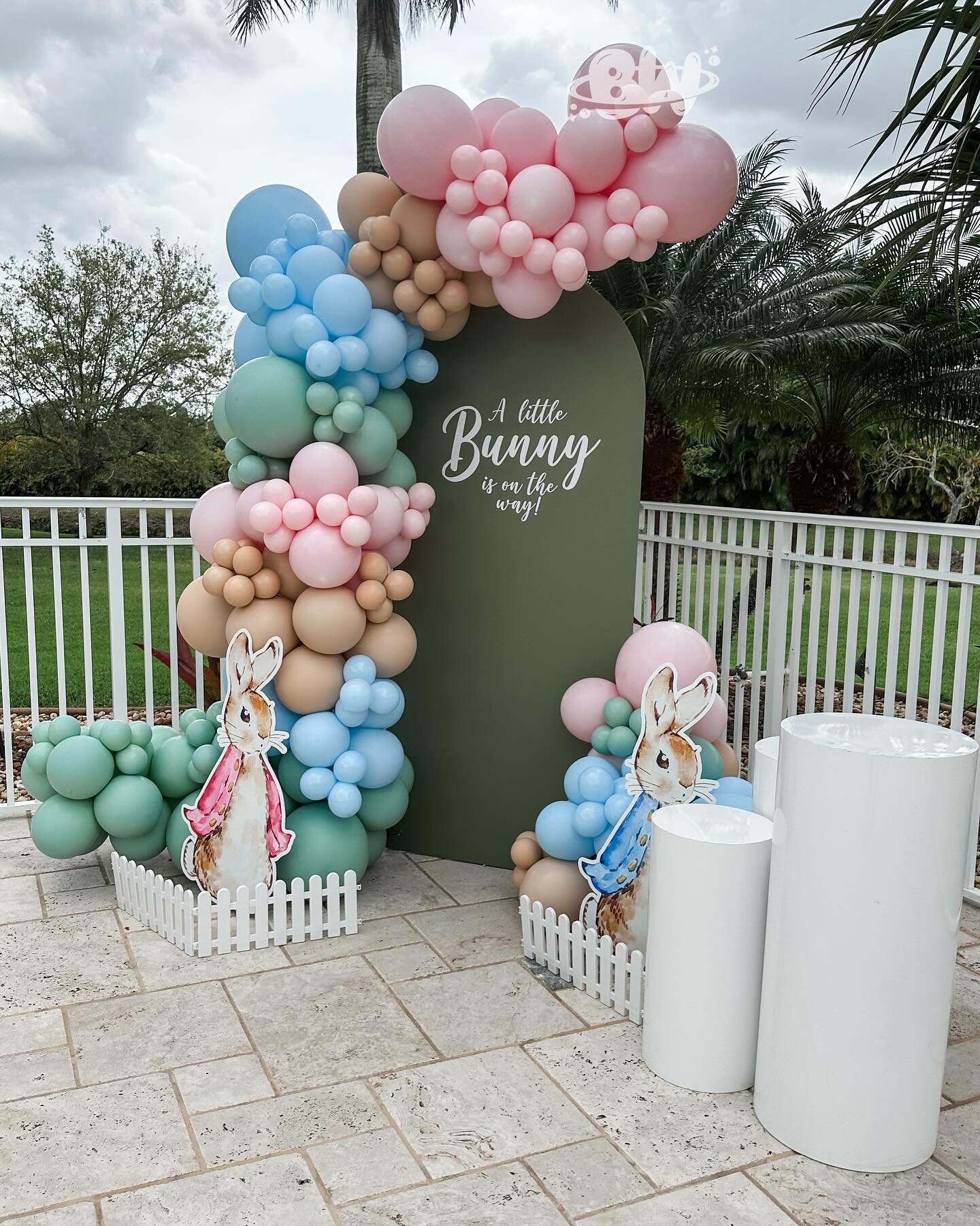 Balloon garland + custom backdrop arch panel 
.
.
.
#miamiballoons #fortlauderdaleballoons #westpalmballoons #miamibackdrops #browardrental