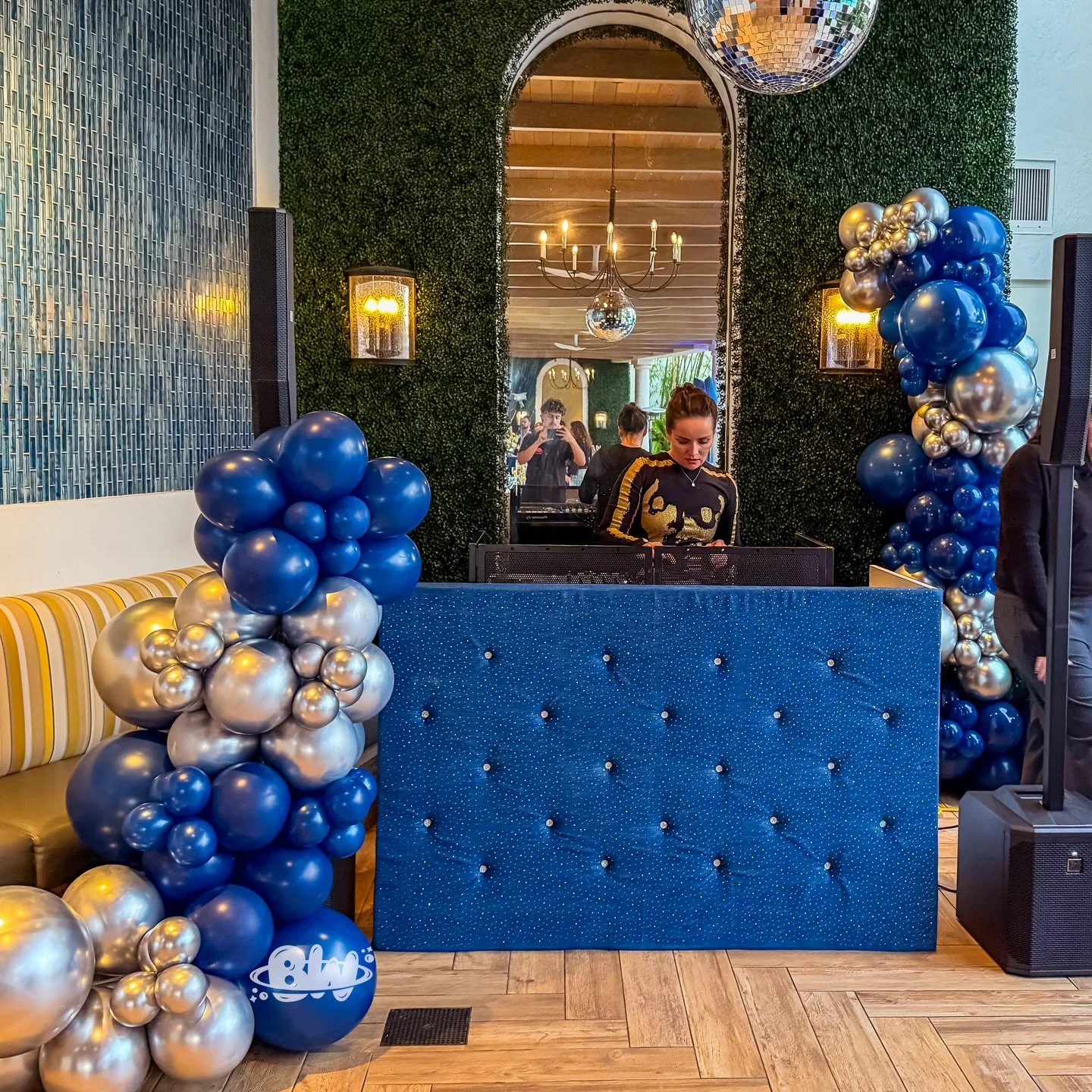 Call or text us right now &mdash;&mdash;-> 954-702-6109
.
.
.
.
#miamievents #miamiballoons #browardevents #balloonsmiami #globosmiami