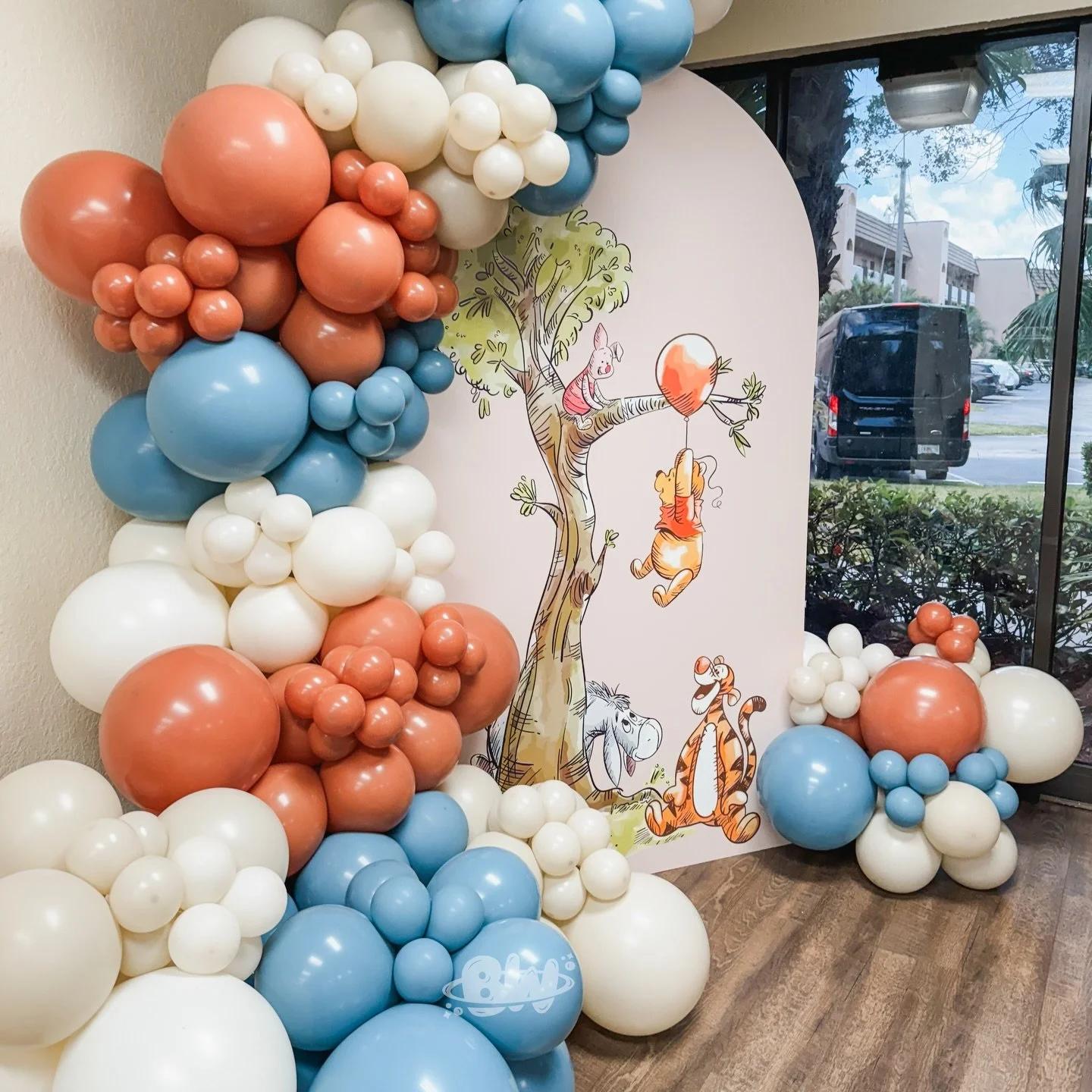 Winnie the pooh theme backdrop + balloon garland #fortlauderdaleballoons #miamiballoons #balloonsmiami #miamievents #miamipartyplanner
