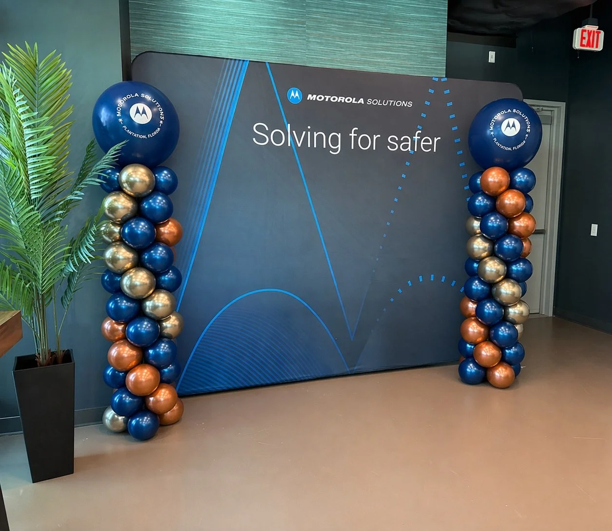 We offer any custom backdrop printing for all of your events! This one is a custom fabric printing with its own structure. That&rsquo;s 8 feet tall by 10 feet wide.! 
.
.
.
#balloonsmiami #fortlauderdaleballoons #palmbeachballoons #miamiballoons #bal