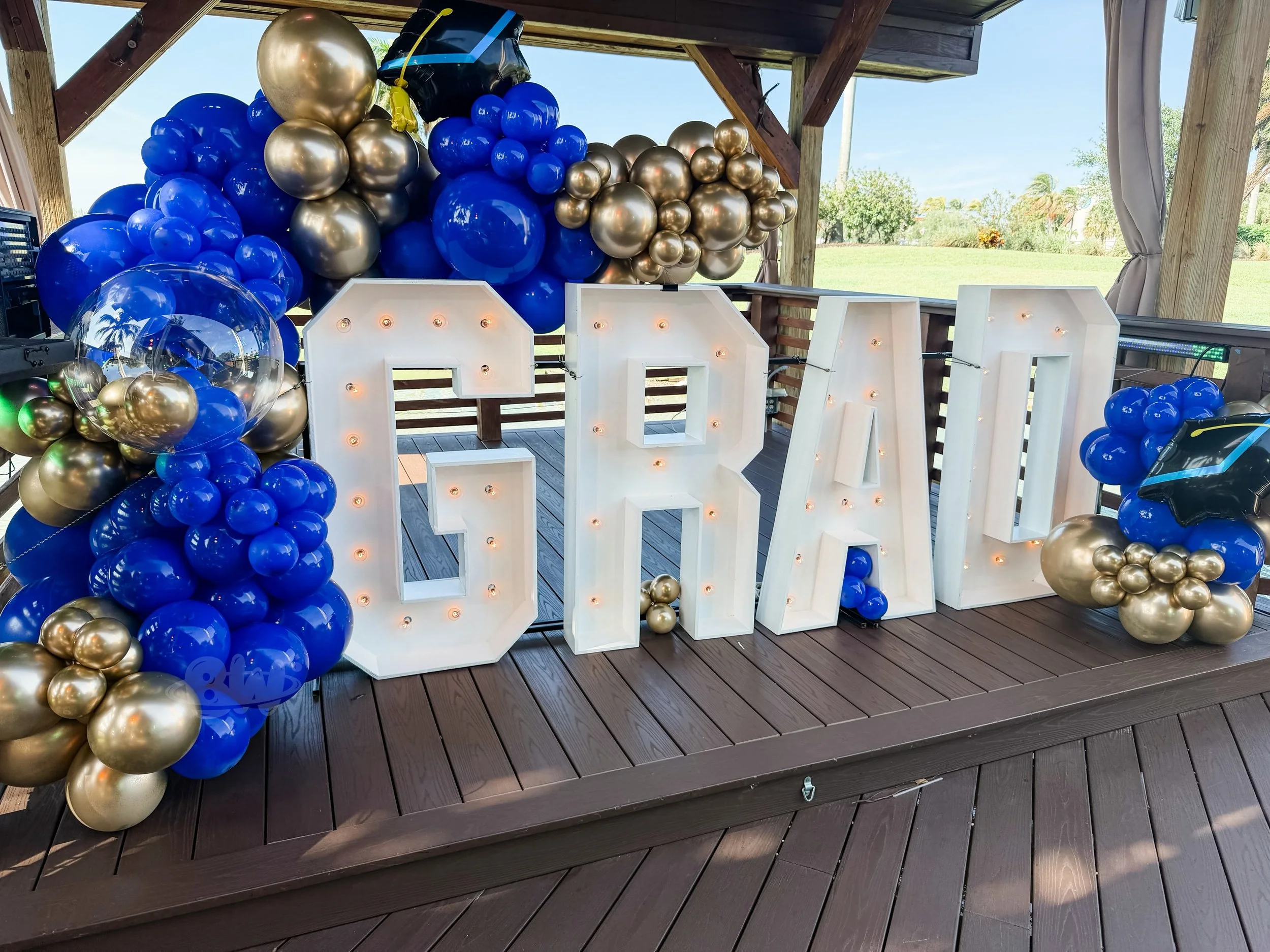 Grad marquees with a balloon garland! Perfect graduation decoration! 
.
.
.
#balloonsmiami #fortlauderdaleballoons #palmbeachballoons #miamiballoons #balloonworldmiami