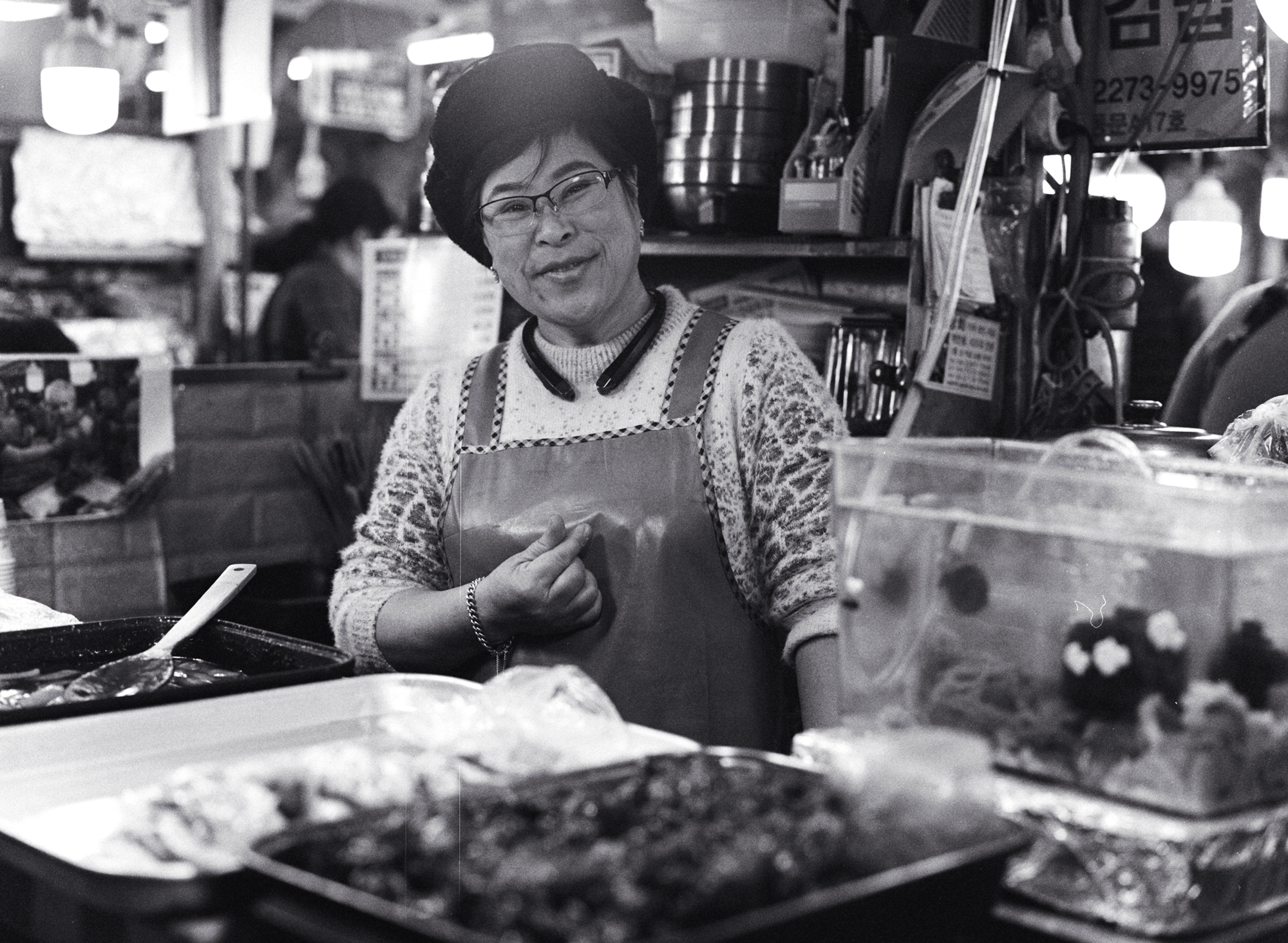 박순이, 55 “내가 외국 나가 살아보니까 우리나라만큼 좋은 곳이 없는 것 같아. 시장도, 사람도, 인심도. 다시 돌아와서 살고 있고, 또 나가기도 하겠지만 아직까지는 한국이 좋아서 한국에서 살고 싶어. 가족이 다 멕시코에 있어요. 나 혼자 나와서 동생과 함께 일 하고 있어요. 여기 들어오기 전에는 엄마가 30년, 막내딸까지 3대가 열심히 달려가고 있어요. 엄마가 원조김밥을 30년을 하셨어. 나이가 있으시니까 막내딸한테 주신거야. 참 좋은것 같애, 가족이 있다는 것.” Park SoonYi, 55 “I’ve been living abroad, and I feel my home country is the best place to be, in terms of the market, the people, and their good hearts. I’ve returned back here, will probably be abroad again, but I like being here and I want to remain here. My whole family is in Mexico. I’m working with my sister here. Before me, it was my mom who’s been running this, rolling gimbap, for 30 years. Now with (whose?) youngest daughter, three generations of our family are in this together. My family being together makes me happy really happy.”