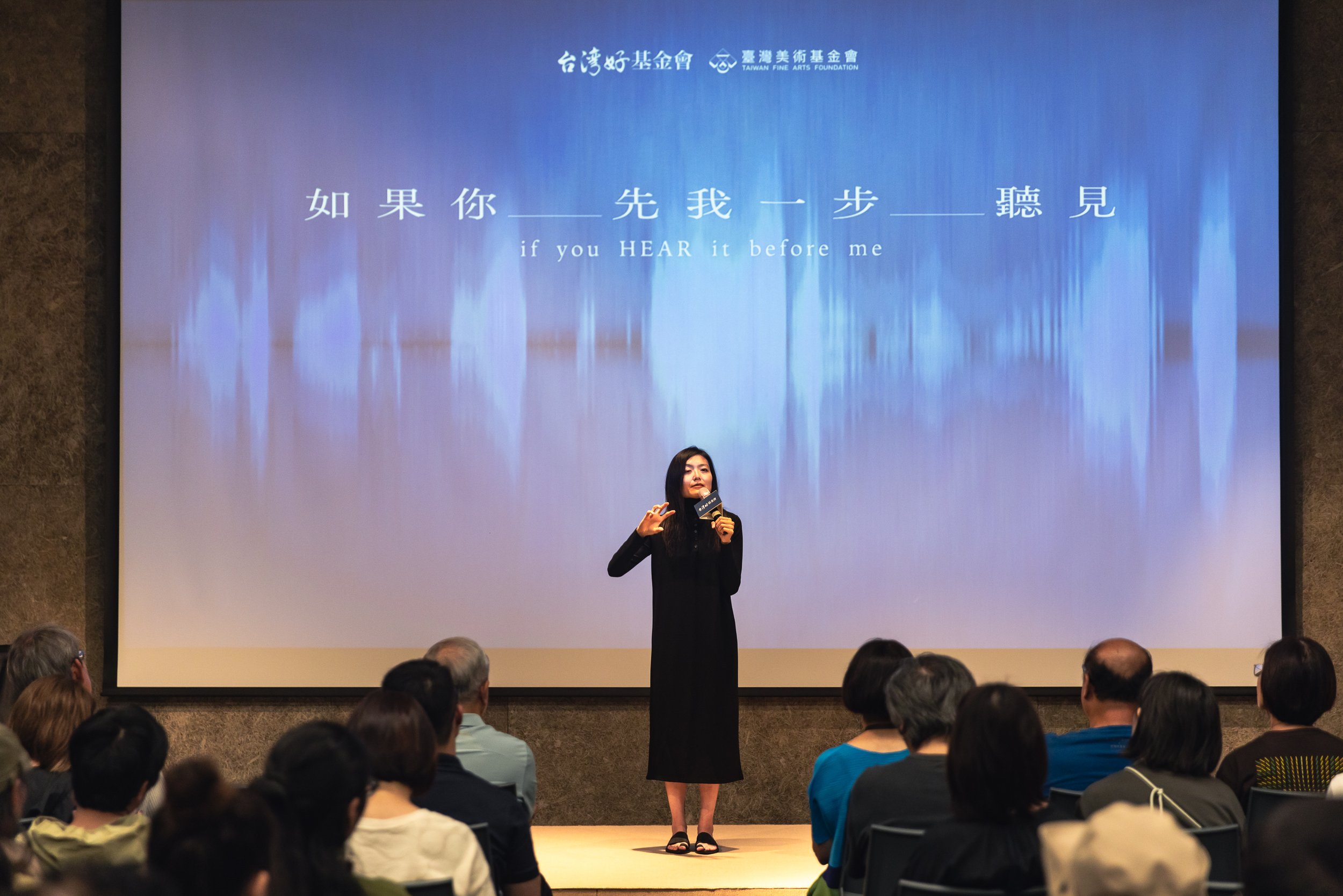 策展人王榆鈞致詞.jpg