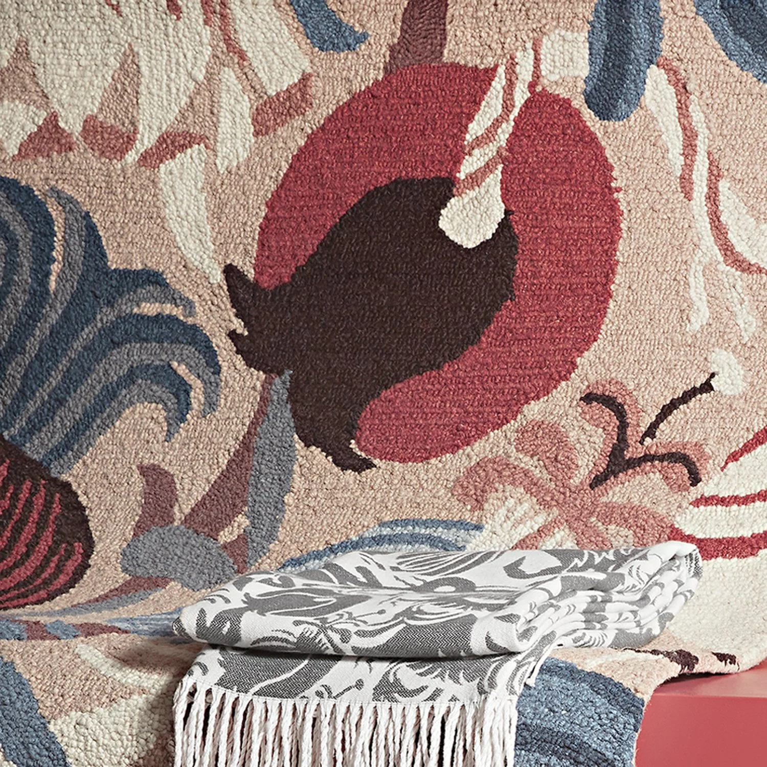 Oracle - Knotted Wool Rug & Jaquard Throw; Åhlens