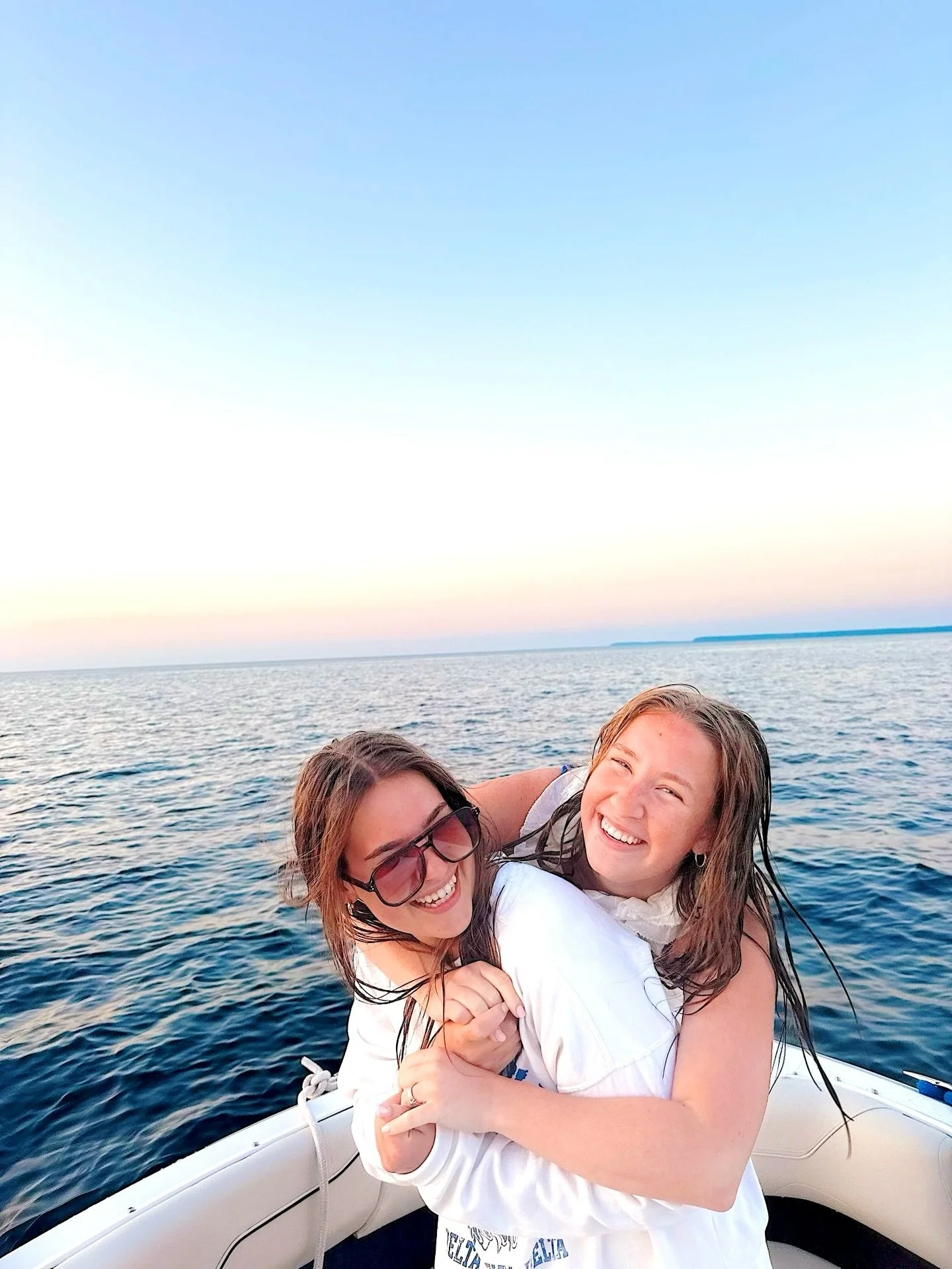 Hugging what we love for #NationalHugDay &amp; of course everyday !!!🫂✨💞🥹

#panhelleniclove #universityofkentucky #ukpanhellenic