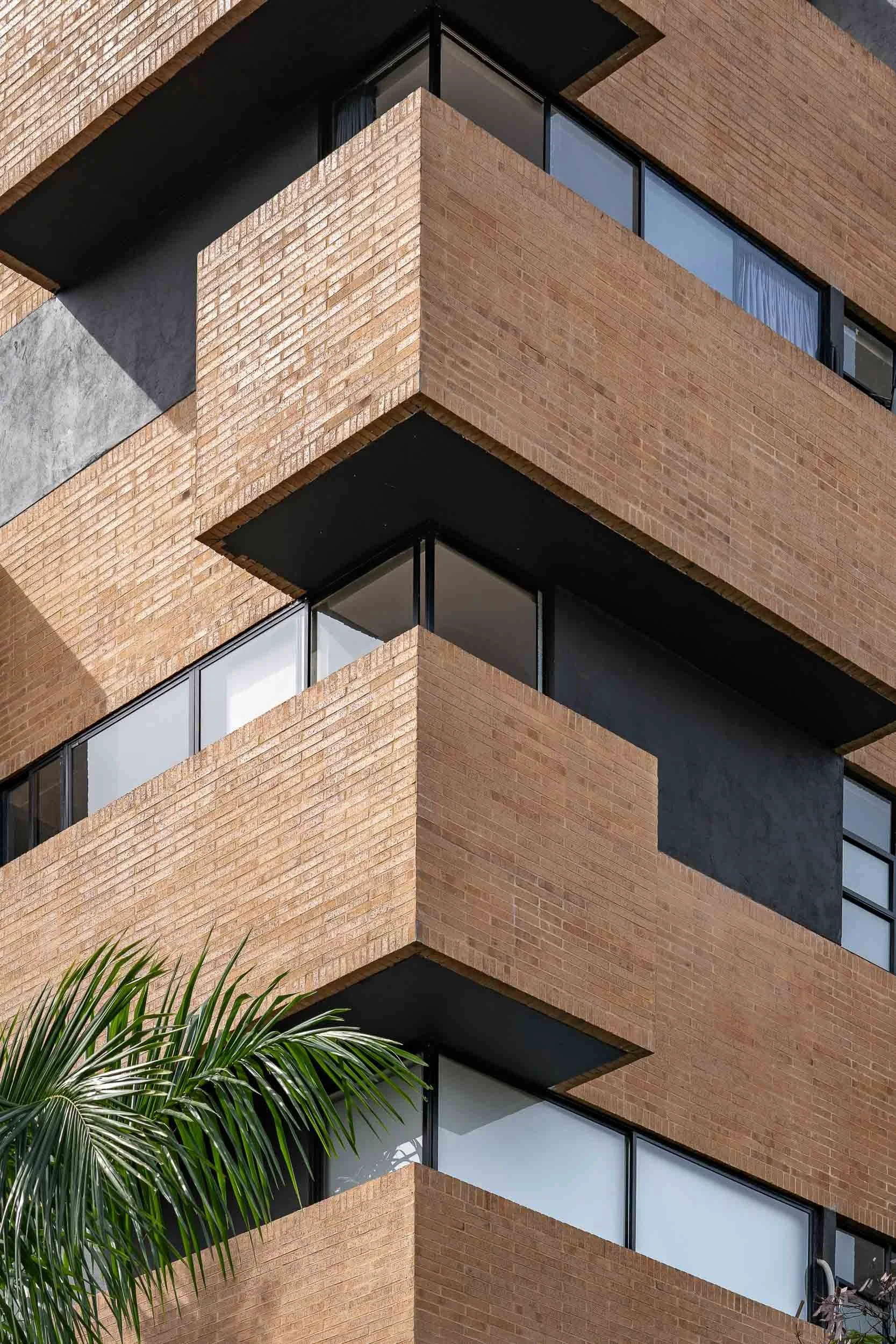 Balcones de ladrillo en la esquina de Liv37, un edificio moderno de apartamentos diseñado por TOLEDO Estudio de Arquitectura en Cali, Colombia.
