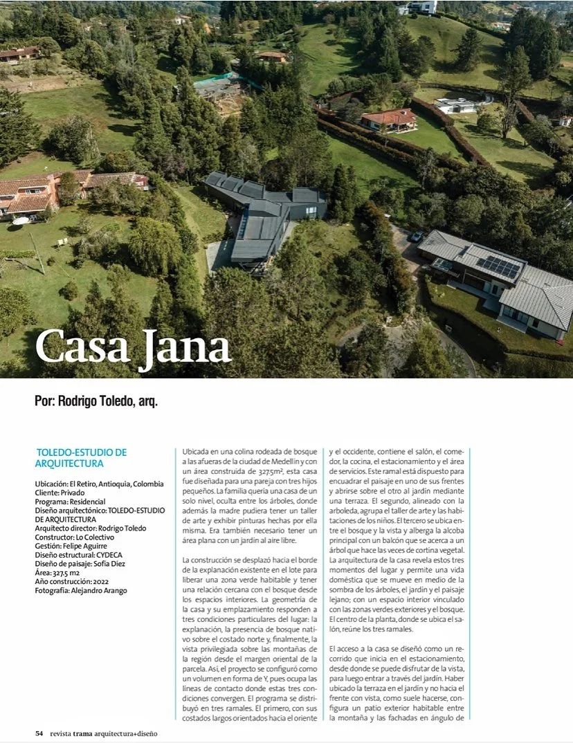 Una casa moderna en un entorno de naturaleza rodeada de árboles y colinas, con un diseño arquitectónico único y amplio espacio exterior.