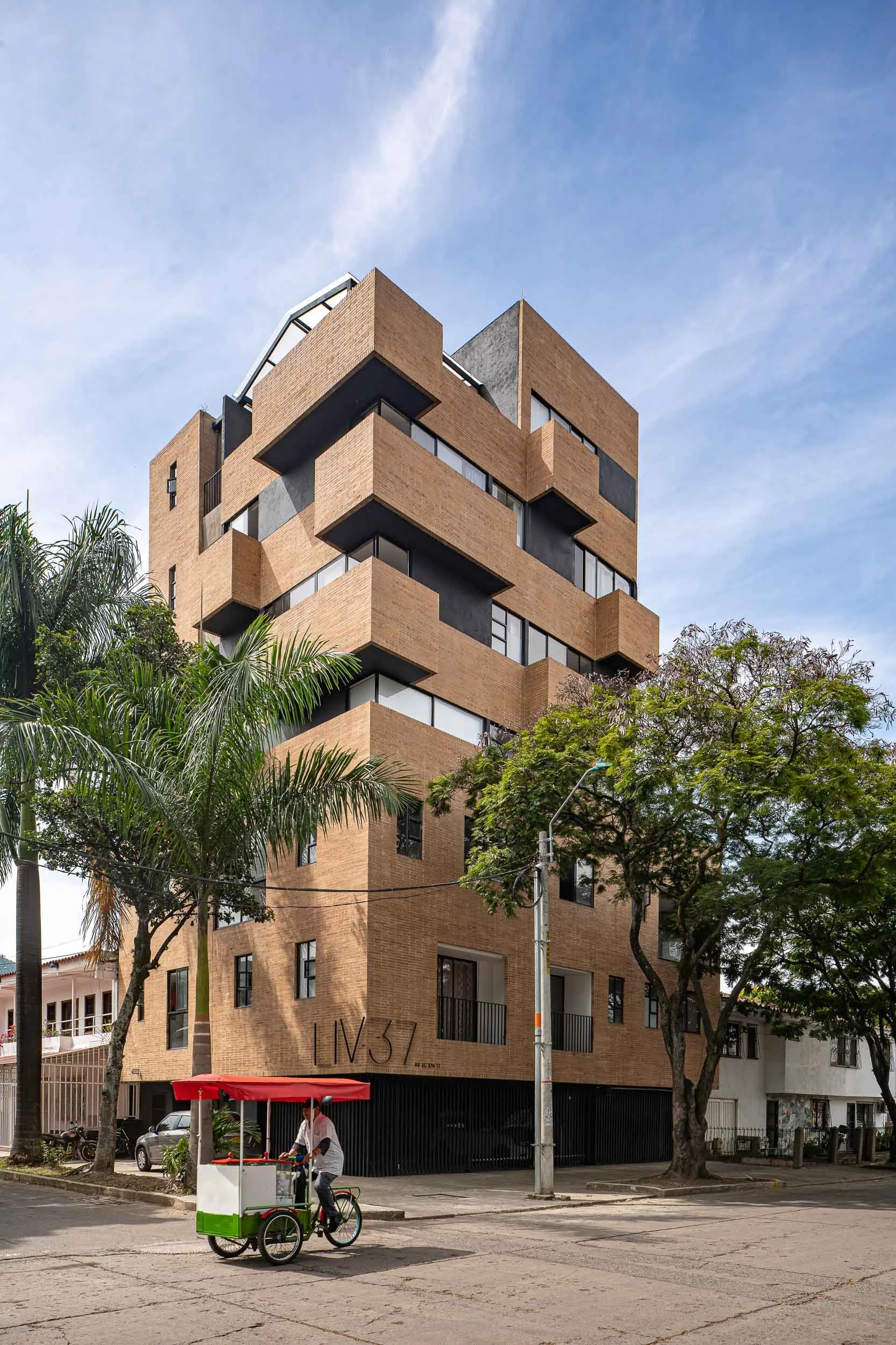 Edificio Liv37 diseñado como arquitectura contemporánea. Un juego de balcones trocados define la esquina de esta torre en la ciudad de Cali, diseñada por TOLEDO Estudio de Arquitectura.