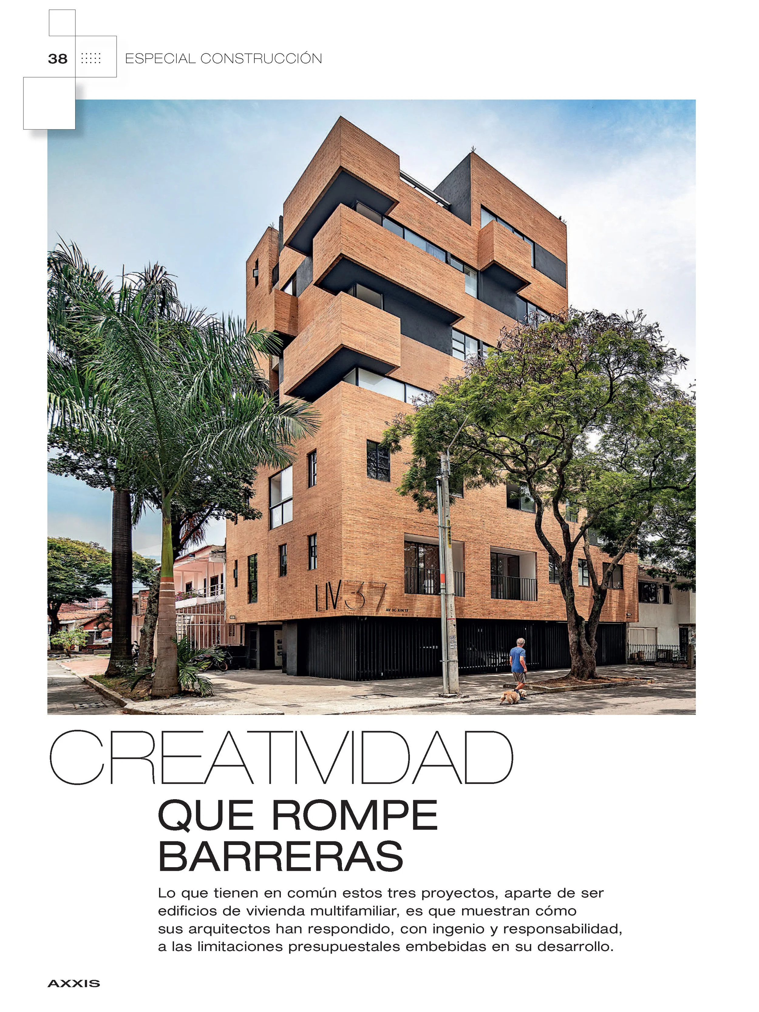 Edificio residencial moderno de múltiples pisos con diseño innovador en ladrillo, con árboles y una persona caminando con un perro en la calle.