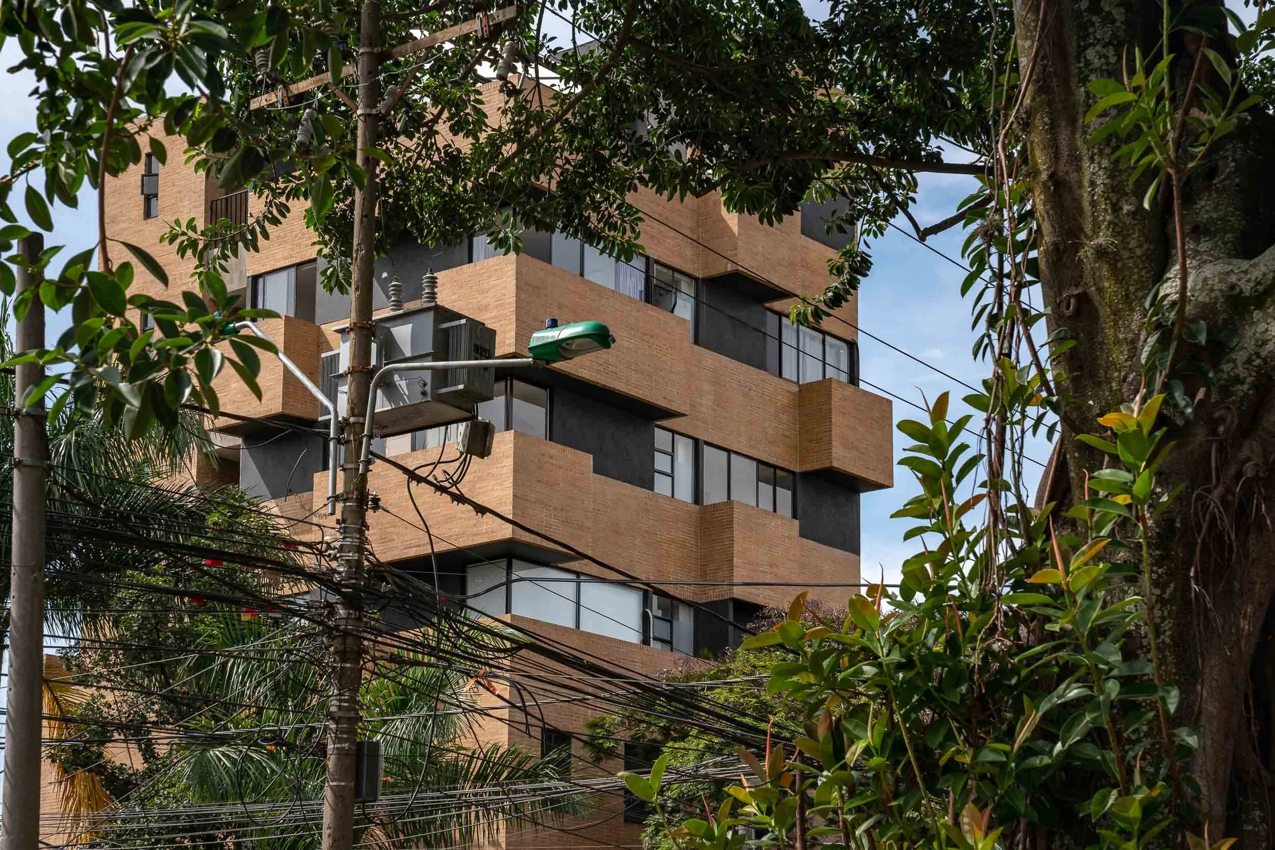 Los balcones y ventanas de Liv37, un edificio moderno de vivienda en Cali.