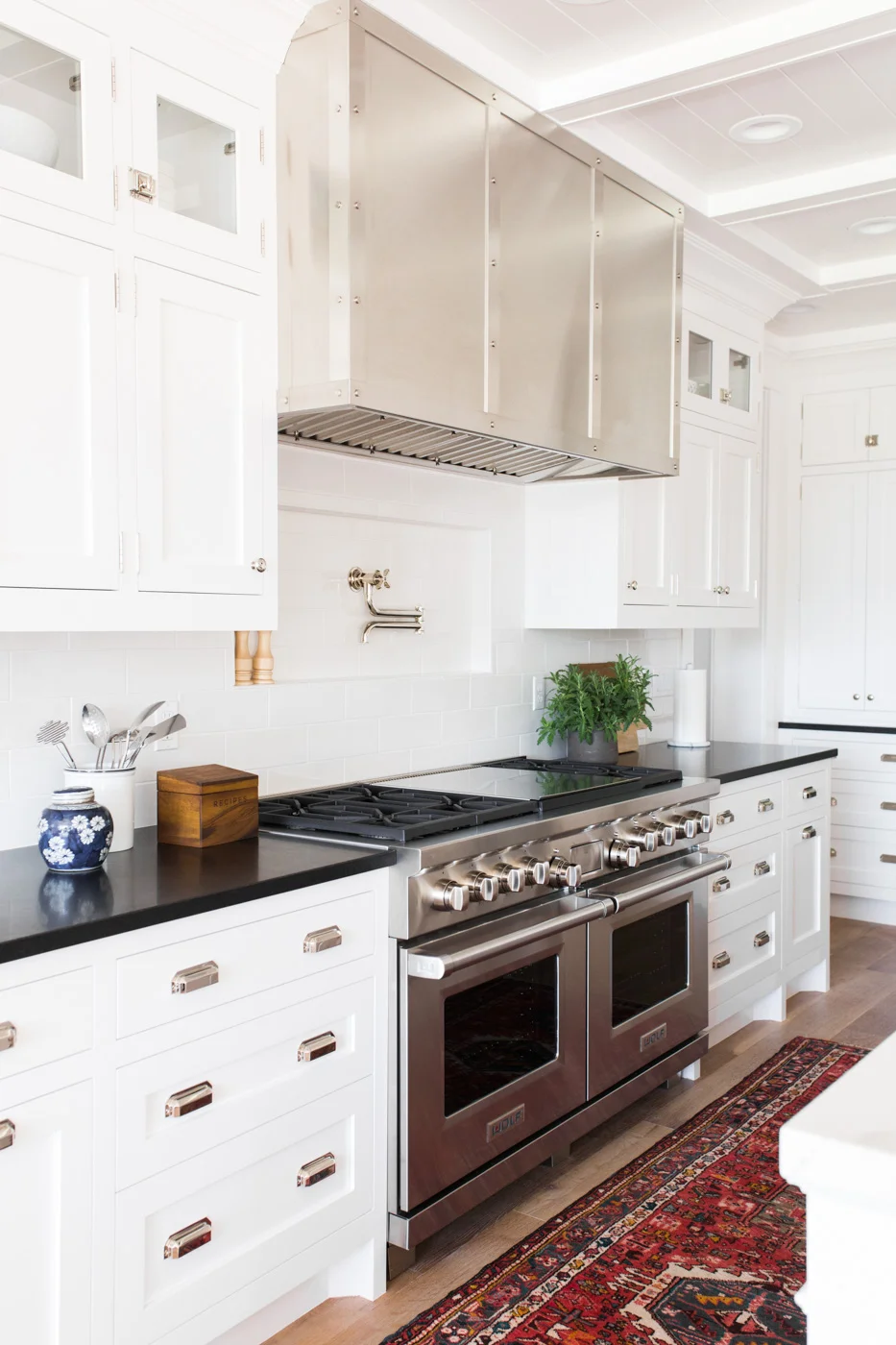 Vintage+kitchen+runner,+black+white+counters,+and+niche+behind+stove+--+Studio+McGee.jpg