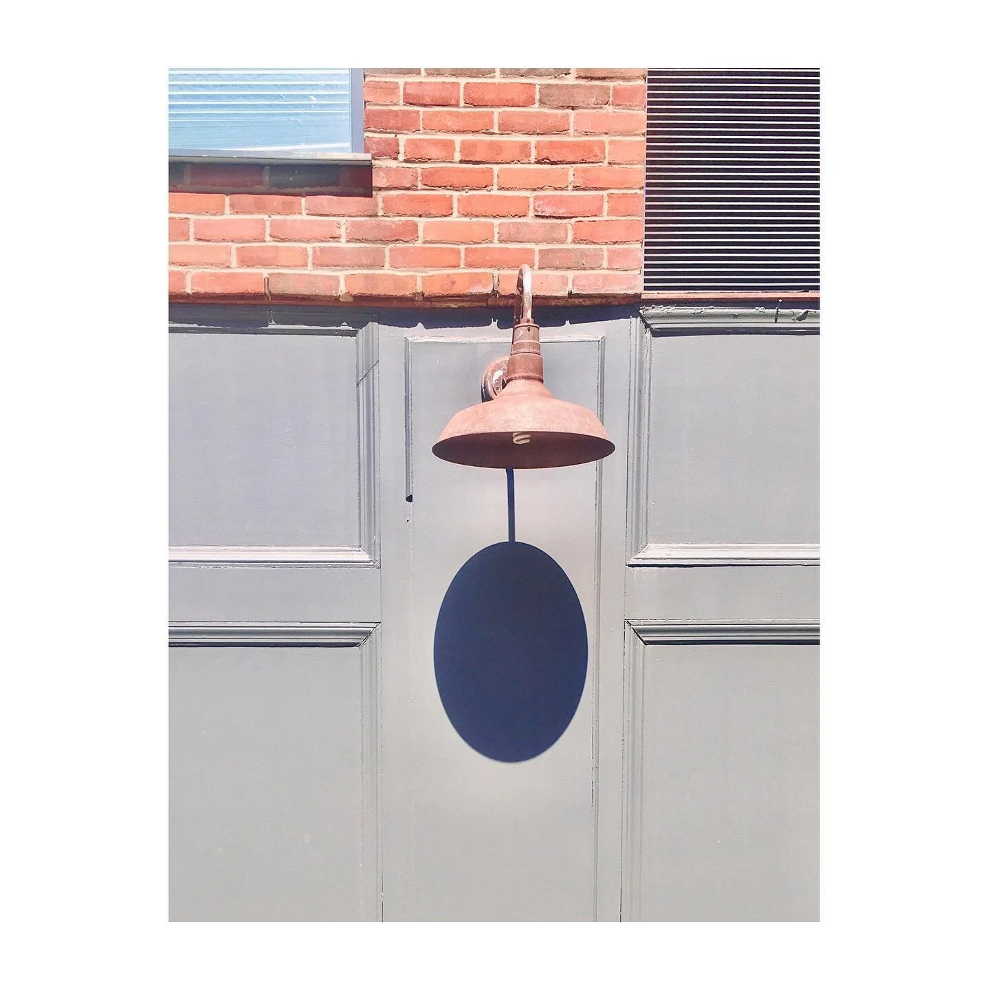 💡d e a
.
.
.
.
.
.
.
.
.
.
.
.
.
.
#geometricart #geometry #abstractphotography #simple #shapes #lightdesign #lamp #archilovers #facade #shadows #minimal_perfection #gominimalmag #noicemag #ignant #broadmag #noicemag #artclassified #lekkerzine #indu