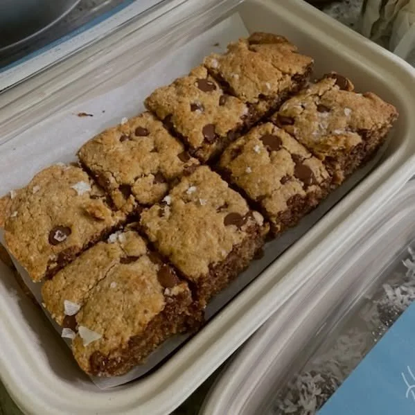 Tahini Chocolate Blondies. 😋

Featured on our postpartum menu. You can also add them as a snack for your weekly meal prep.