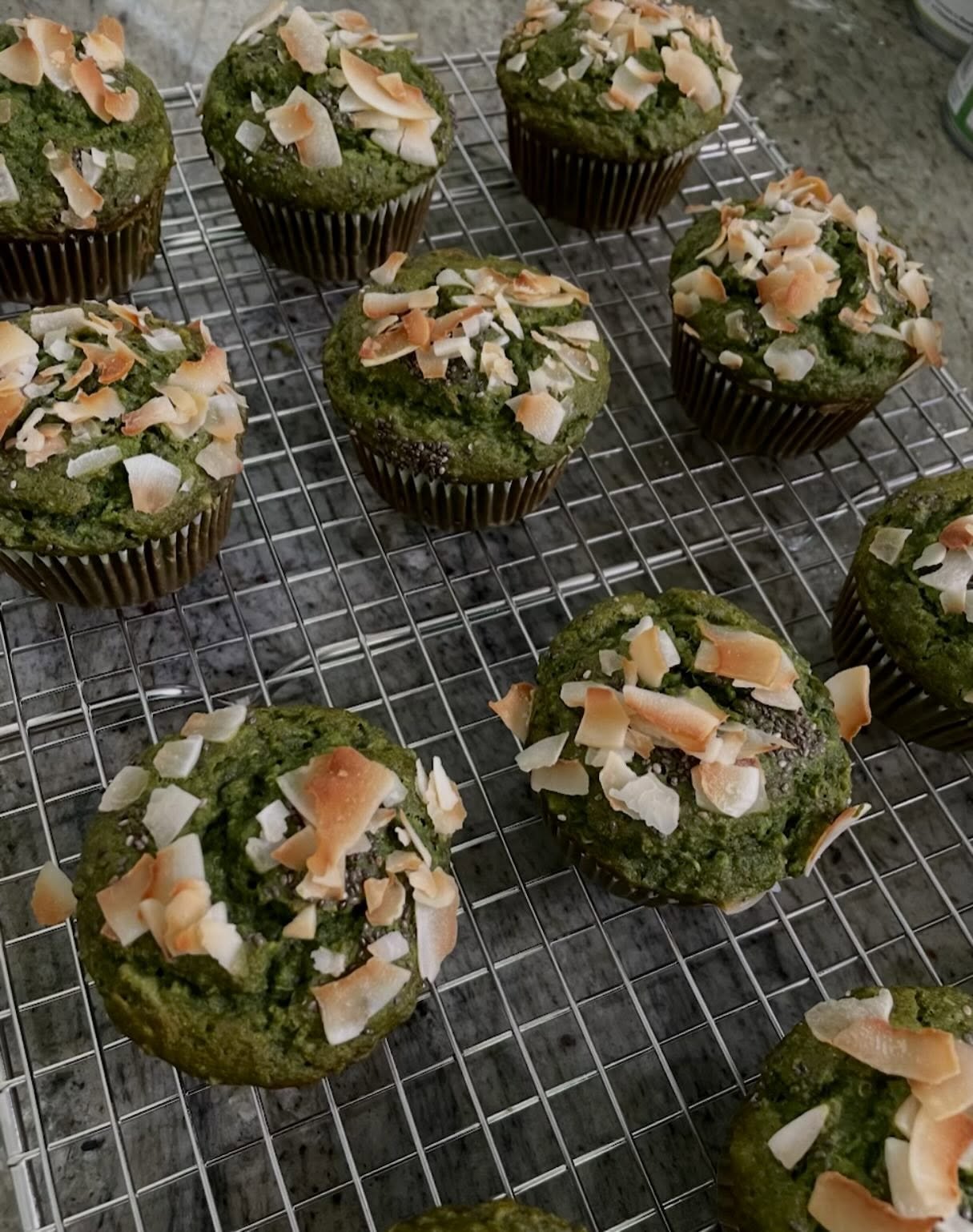 Postpartum Mondays! 

Many of us become iron-deficient after giving birth, so eating iron-rich foods like Spirulina in our iron-rich kale and spirulina muffins helps to replenish mama&rsquo;s stores and prevent headaches.