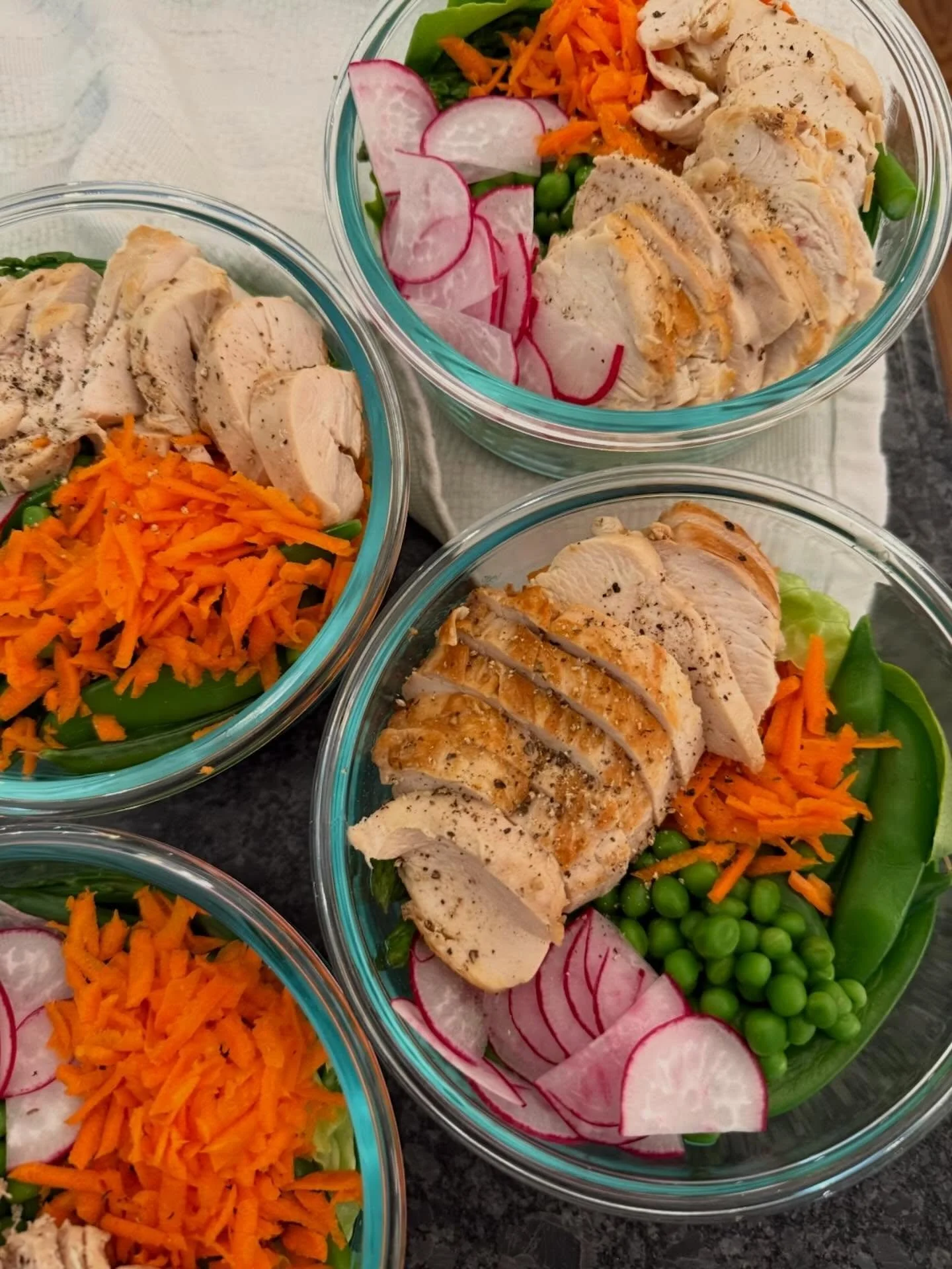 Spring has sprung in this week&rsquo;s Spring Salad with Butter Lettuce, Snap Peas, Radish, Carrots &amp; perfectly seared Chicken Breasts by Chef Hannah. 

&hellip;

#privatechef #personalchefservices #springsalad #springvibes #healthyeating
