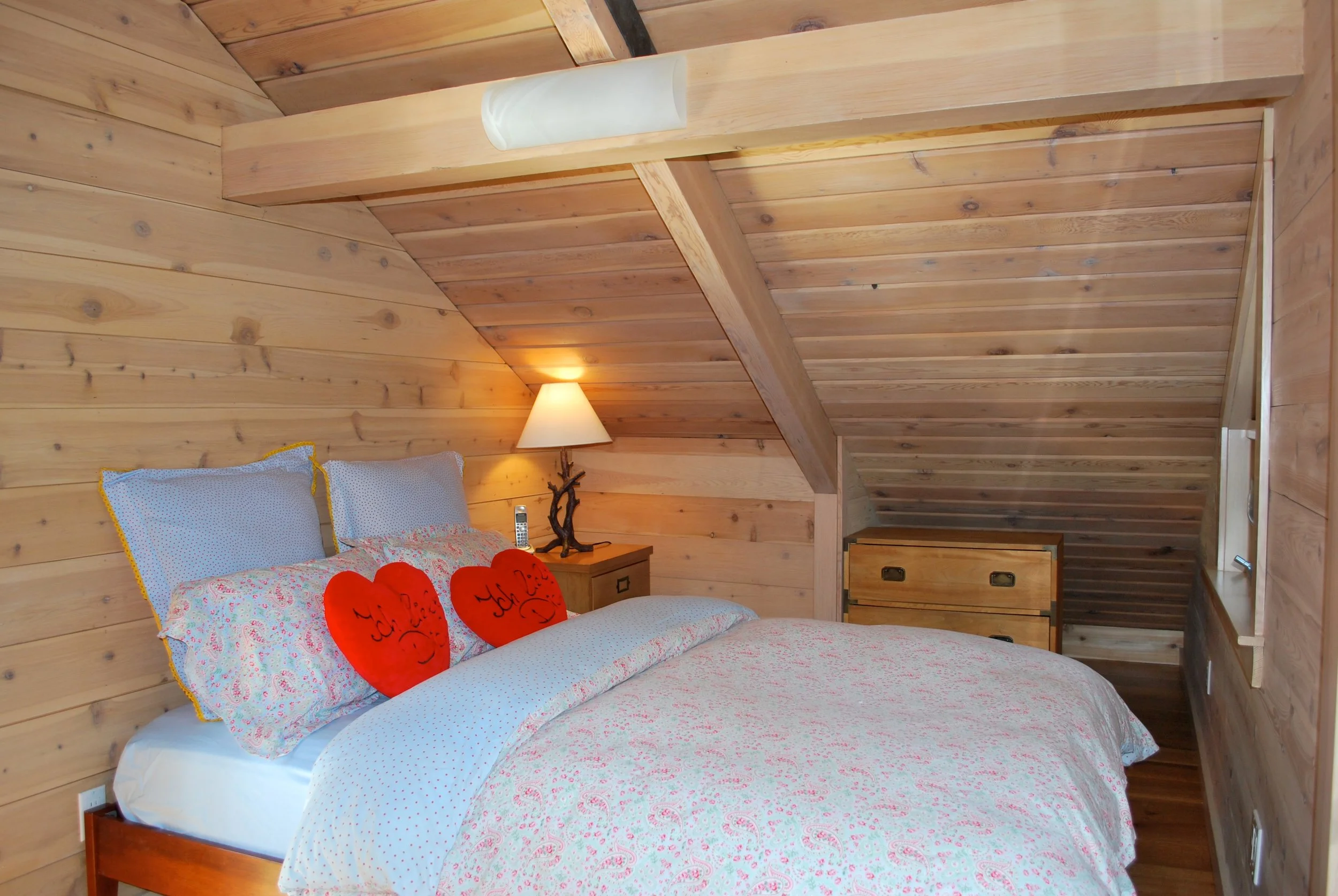 Palisades 2nd bedroom Queen size bed.jpg