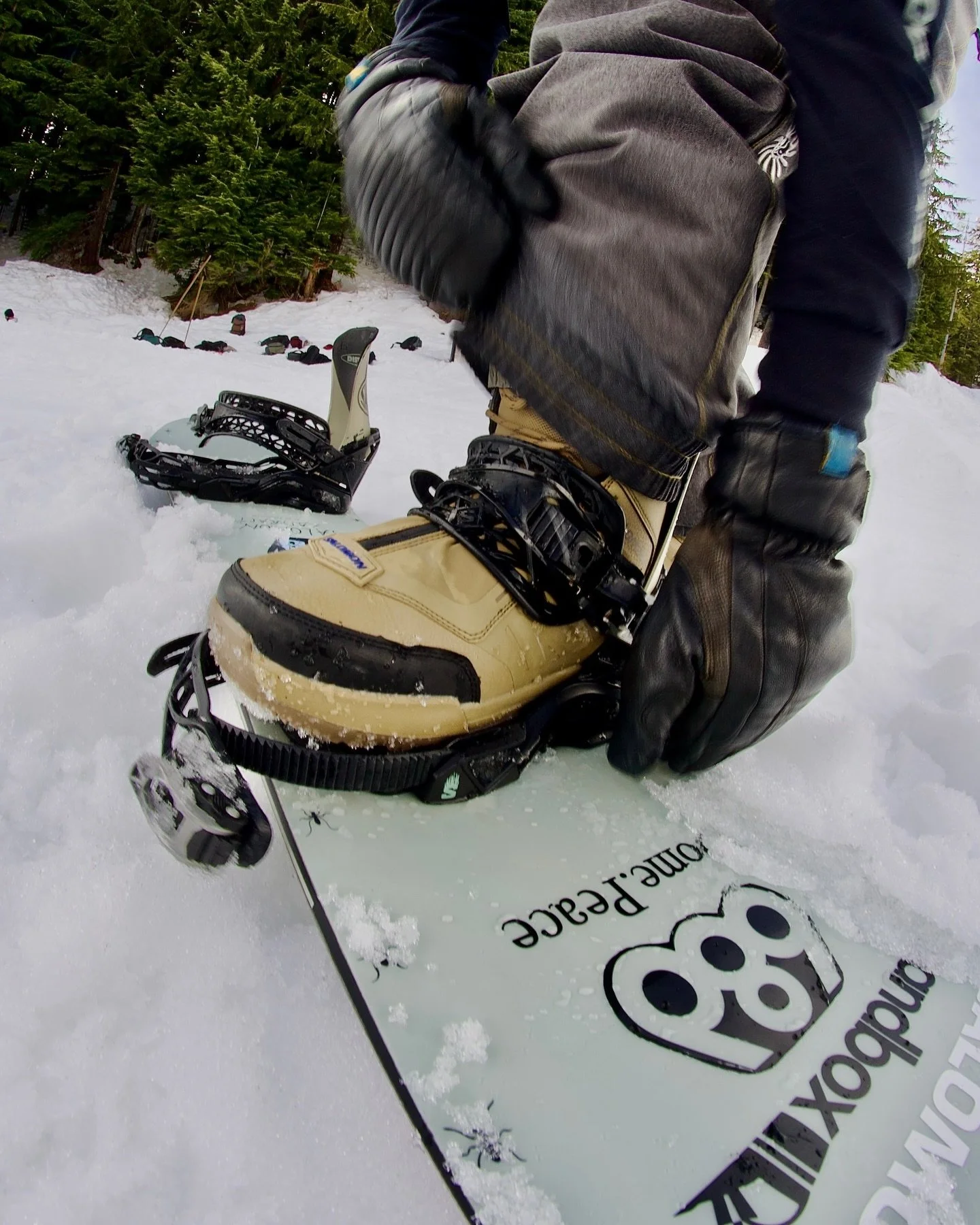 A look into the future with @tommyhillfricker in the @salomonsnowboards 2026 Echo lace boot 

Slide 1 📷: @claudia_rebizant
Slide 2 📷: @vanruki