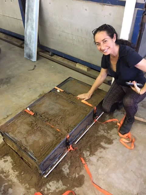 Preparing the sand for pressing the cement model.