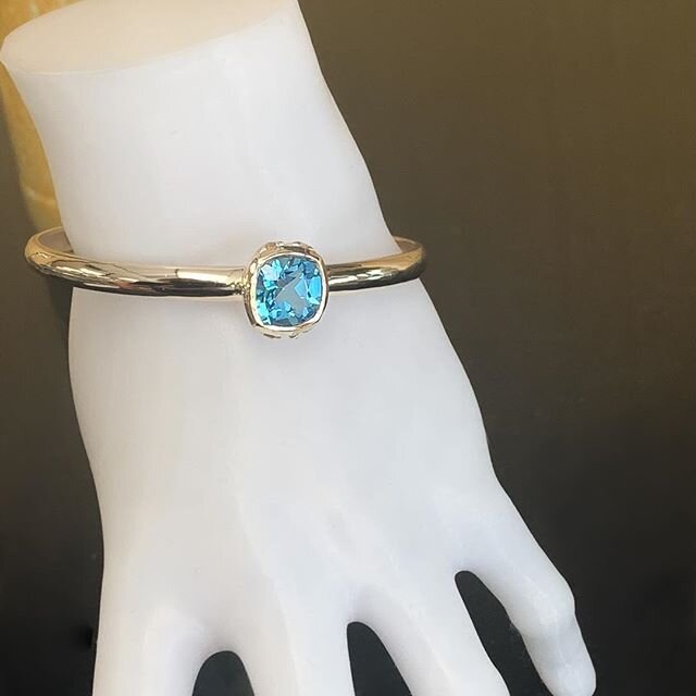Spring vibes coming your way with this refreshing blue topaz on 24k gold bangle 🦋⁠⠀