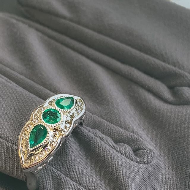 Did you know that the oldest emeralds originated in South Africa 2.97 billion years ago? Cleopatra was one of the earliest influencers who rocked this eye-catching stone. 🟢