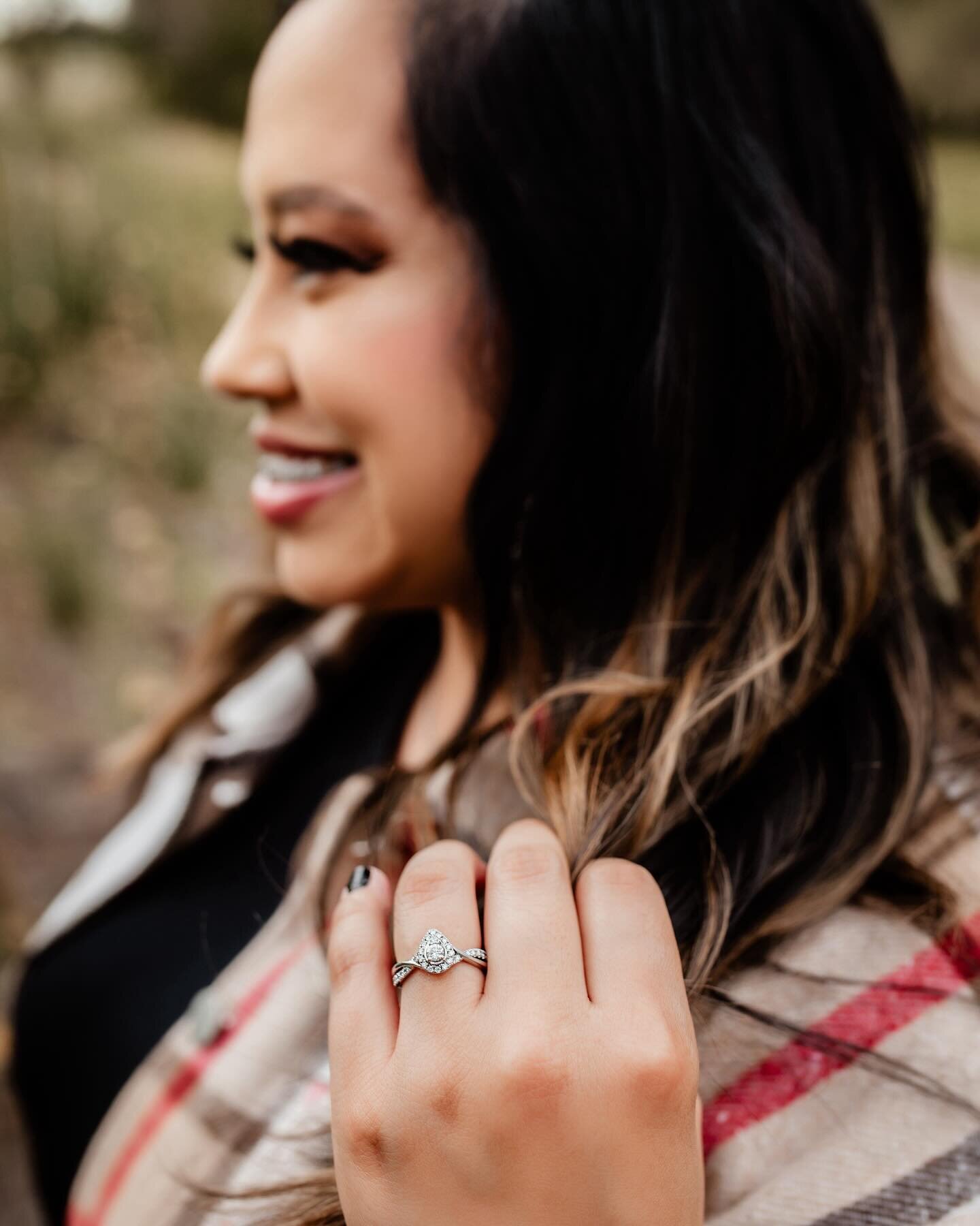 When one of your besties from college gets engaged&hellip;..you make sure she comes to your fall mini sessions so you can get some cute photos of her in love! So excited for you Dee! 🥹