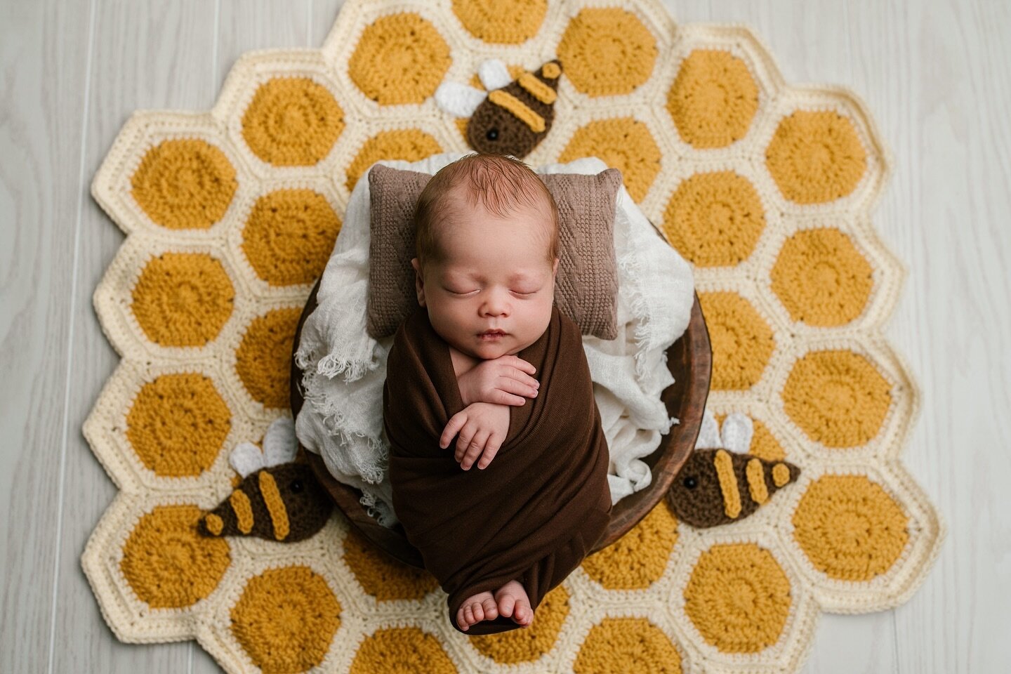 Obsessed with this sweet little honeybee and the way we incorporated this very special blanket his mom brought for his newborn session at the studio! Hope everyone had a lovely Thanksgiving!