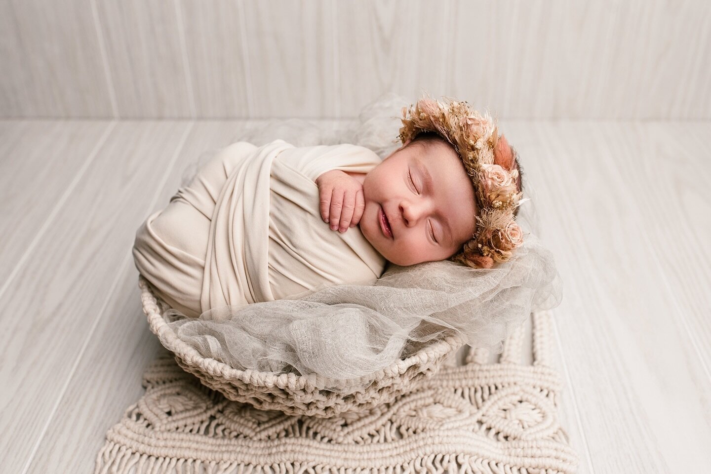 Running on empty this week. Took myself to get a decaf cup of coffee this evening just because. Pausing work to share this sweet baby girl! Loved this neutral look so much! Loved getting to use this beautiful macrame by my friend Jordan! She&rsquo;s 