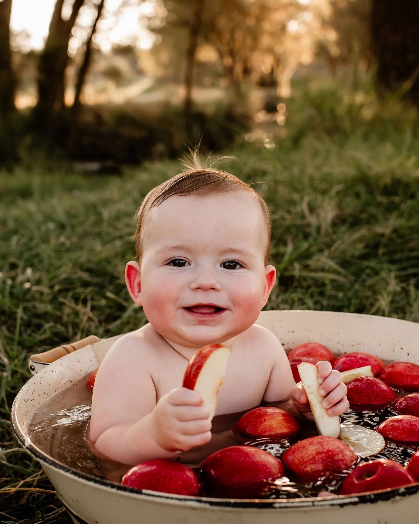 Obsessed with this apple fruit bath Milestone session! All the perfect and sweet fall vibes!! And this adorable guy gave us all the very best smiles! 

I&rsquo;ll be sharing more of the amazing sessions I've had soon! I have been catching up after ha
