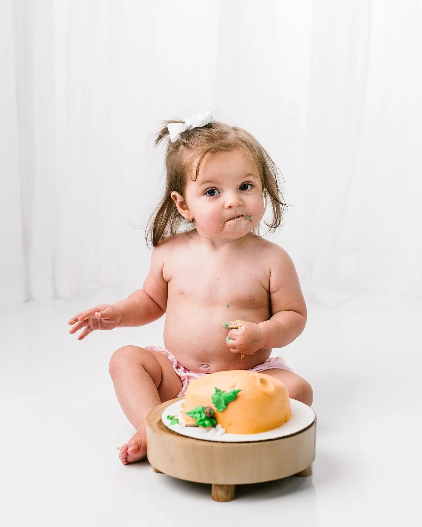 Can&rsquo;t believe I haven&rsquo;t shared this sweet Family &amp; Milestone Session! Little Georgia got a peach birthday cake for her namesake. 🍑 Such a cutie! 
Loved the simplicity and timeless beauty of this set up at my studio!