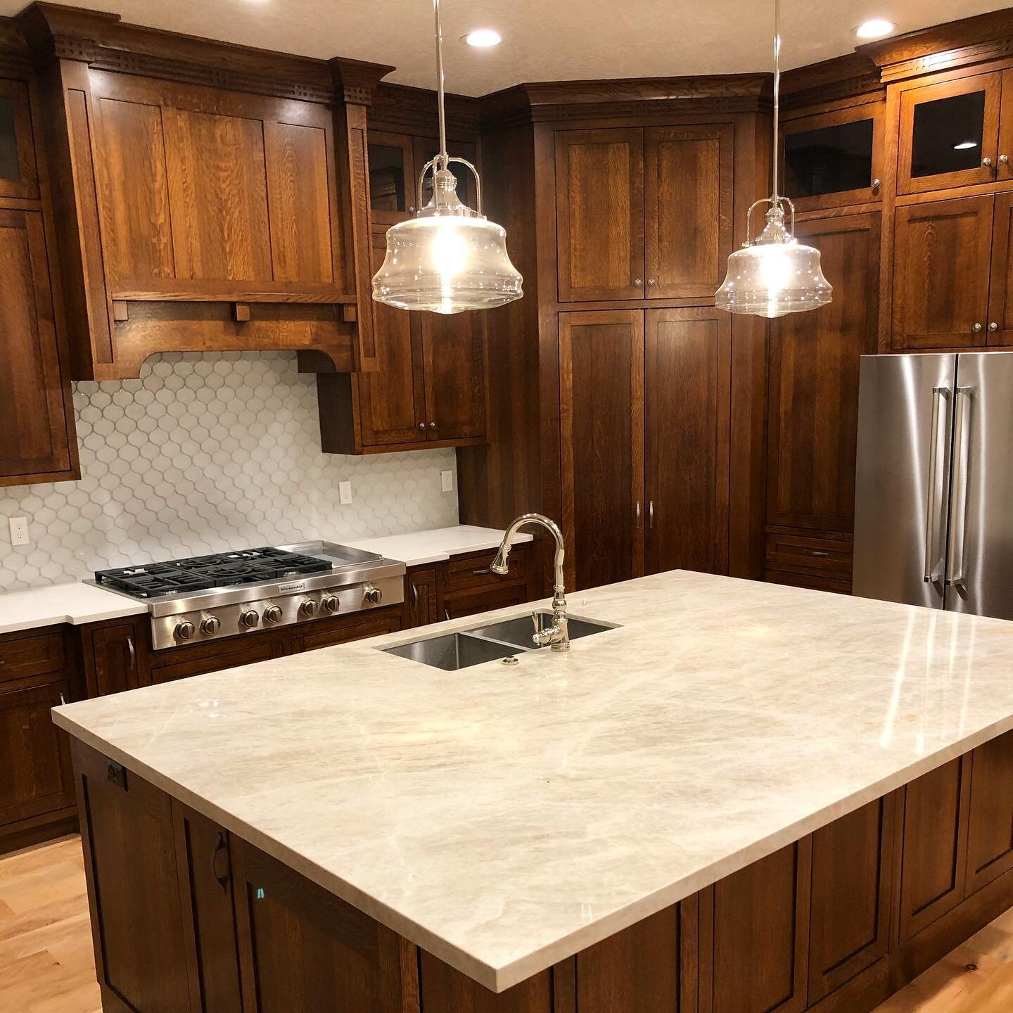 Check out this traditional kitchen we just finished, can&rsquo;t beat the classic beauty of quarter-sawn white oak!  #huntingtonhomesut #customhomes #customkitchen #huntingtonhomeskitchens #utahbuilders #utahvalleybuilder #quartersawnoak