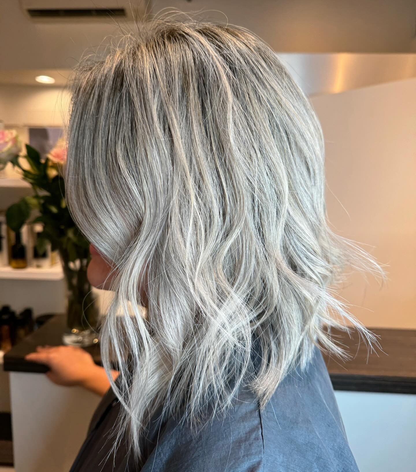 short n&rsquo; cute // Asian Blonde 👱🏻&zwj;♀️ 
.
.
.
Sterling Iced Pearl  l  AFTER: Color / Cut / Style 
Lift: @schwarzkopfpro + @brazilianbondbuilder #B3 for Insurance 
Tone: @redken 
Style: @oribe + @unite_hair 
.
.

#HairByCindyThongs #balayage 