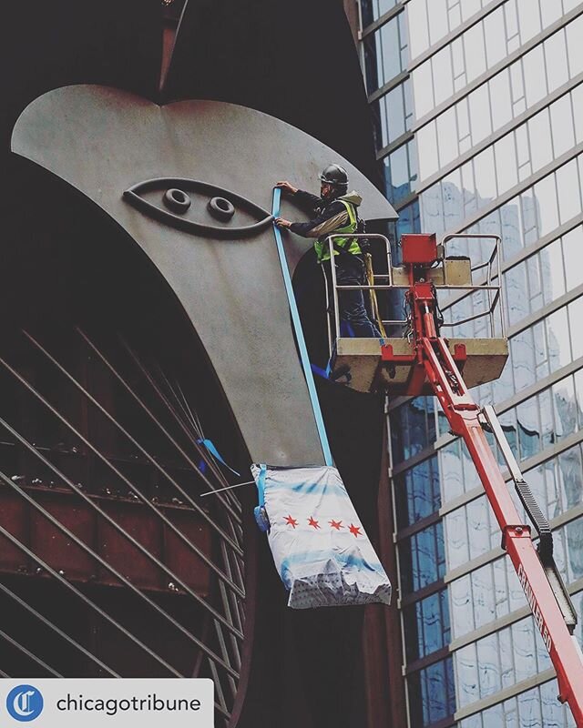 Gov. J.B. Pritzker required Illinoisans to begin wearing protective face masks in public beginning Friday. The Art Institute lions and the Daley Center Picasso jumped the gun. ⠀
⠀
Crews Thursday morning installed artisanal masks onto the downtown Chi