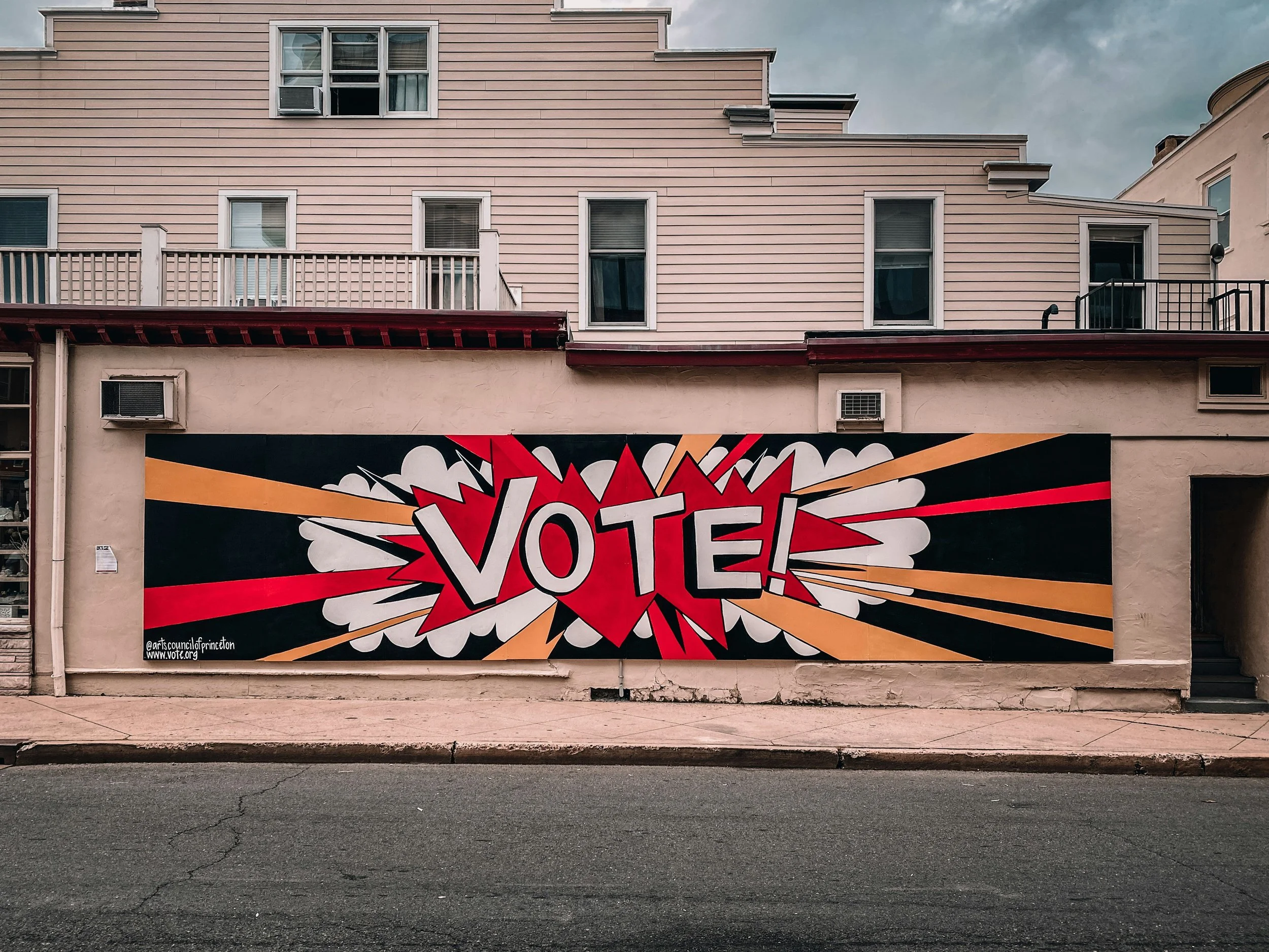 Grafitti on the side of a building with the words VOTE!