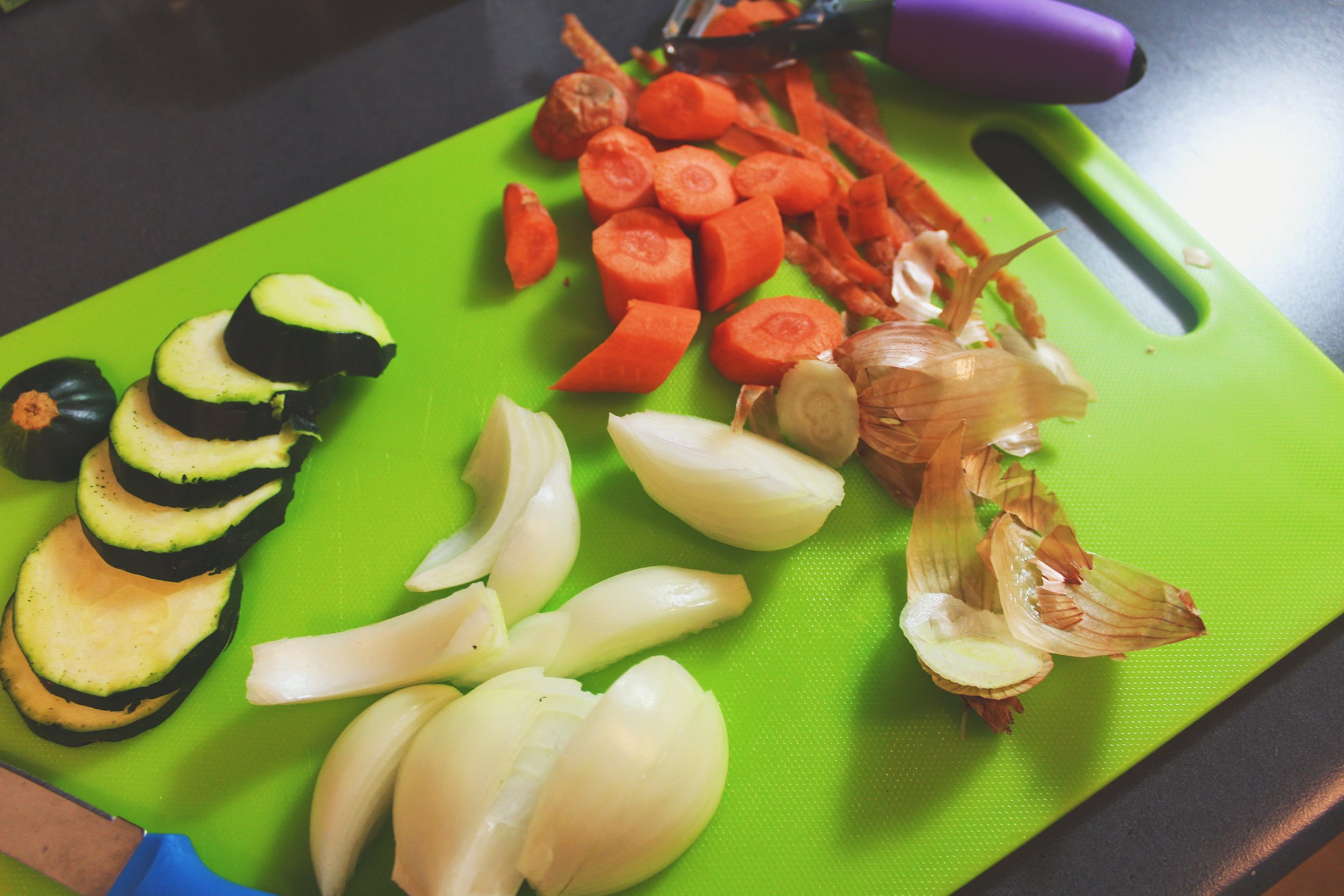 Zucchini goes perfectly with pesto and garlic.  الكوسا كتير بتزبط مع البيستو والثوم.