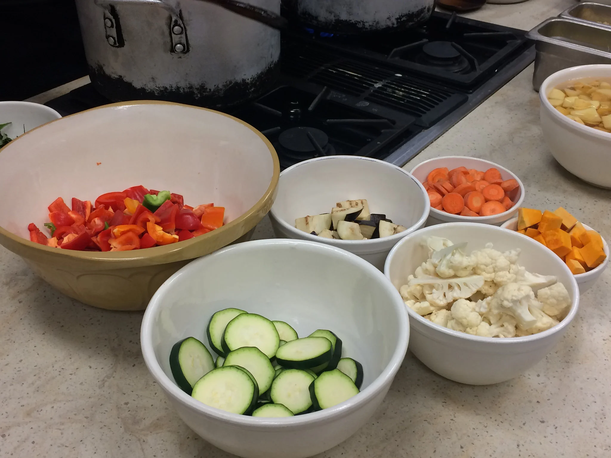 We included all these fresh, colorful veggies! إستخدمنا كل هاي الخضراوات والألوان للكاري.