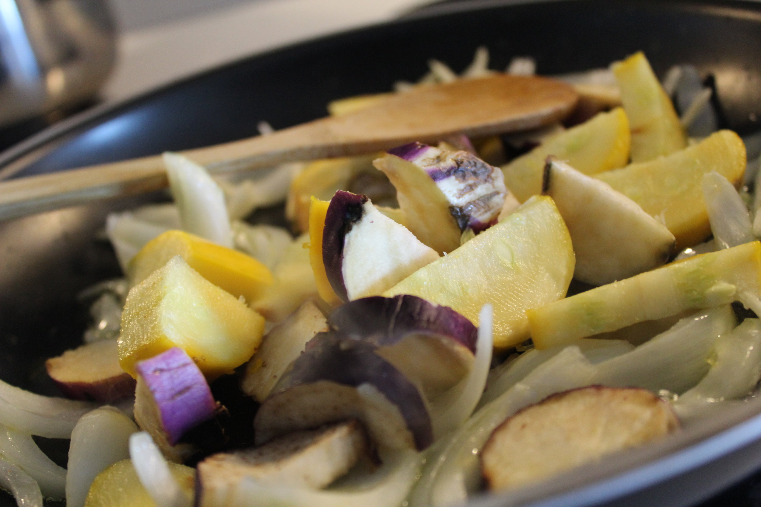 We start with sautéing some onions followed with the zucchini and eggplant.بنبلش بتقليب بصل أبيض وبعدها الكوسا والبتنجان