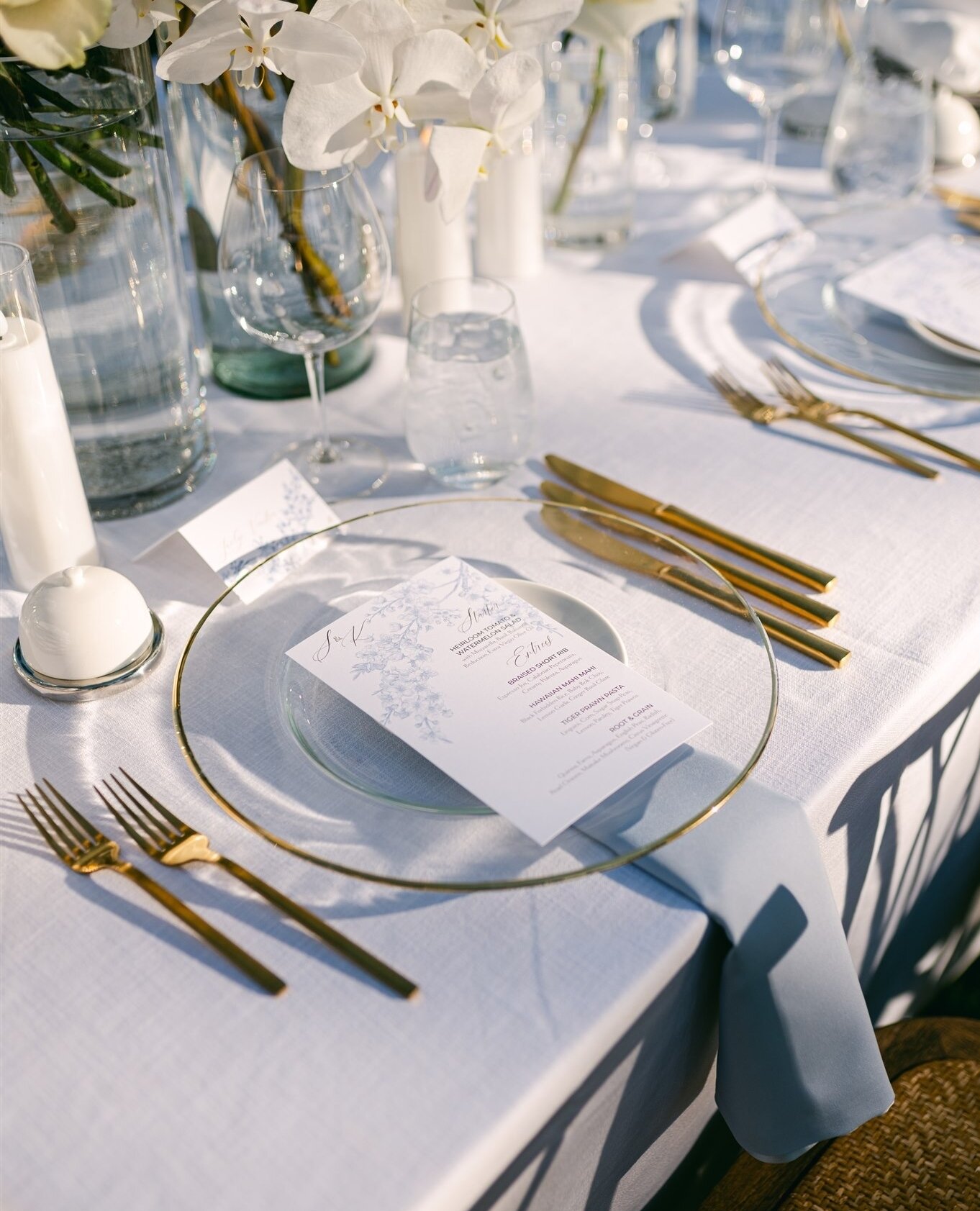 Elegantly designed place settings make our hearts go pitter patter. ⁠