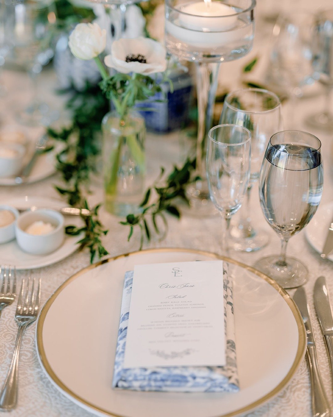 This tablescape was giving everything it needed to&mdash;clean, classic, and effortlessly chic. The custom menu, gold-rimmed chargers, and soft florals were just the beginning.

Planning + Design: @ofdevents
Photographer: @erinheartscourt
Videographe