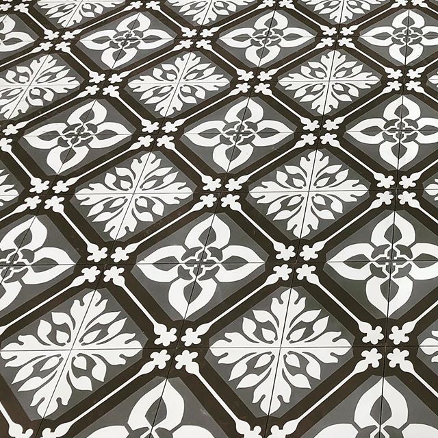 Another stunning pattern for an outdoor balcony. 💕
Project Dawes Point
Built by @richardcrookesconstructions 
Tile Installation @surfacetilessydney .
.
.
.
#tiler #tiling #tiler #commercialtiling #patterndesign #pattern #surfacedesign #patternedtile