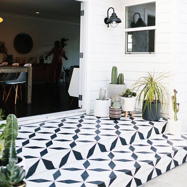 Enjoy the weekend tile lovers with this gorgeous patterned floor from @cletile . .
.
.
.
.
.
#tiling #instaluxe #blackandwhite #outdoordesign #backyarddesign #patterndesign #printpattern #surfacedesign #balconydecor #patiodecor #plants #whiteweatherb
