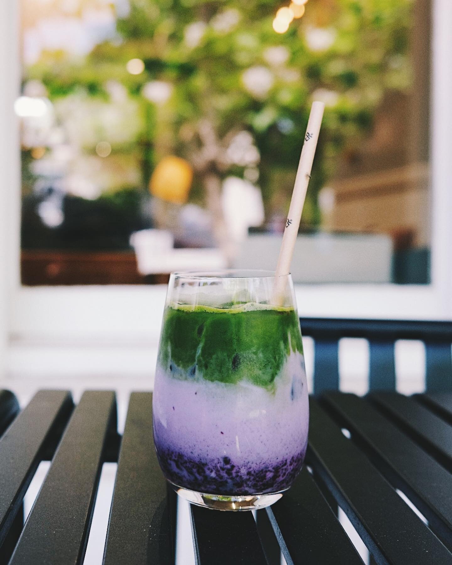 Blueberry Iced Matcha @dinebyarrivalhall is just divine 💜
#matcha #blueberrymatcha #matchalatte #organicmatcha