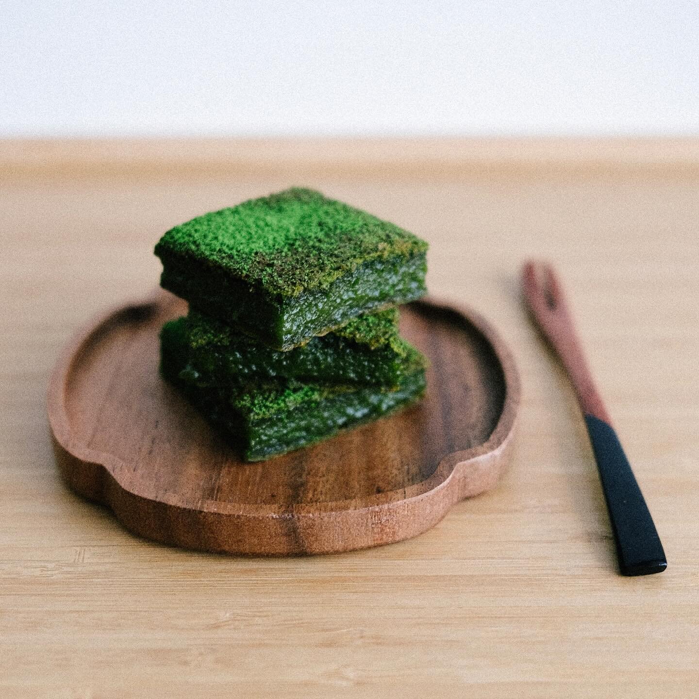 Matcha mochi brownies to celebrate the new year. Wishing everyone a fulfilling and happy 2024 🍵

Gooey mochi-mochi texture brownies that are super easy to make. Recipe below.

Ingredients
	&bull;	1&nbsp;C&nbsp;mochiko&nbsp;glutinous rice flour
	&bul
