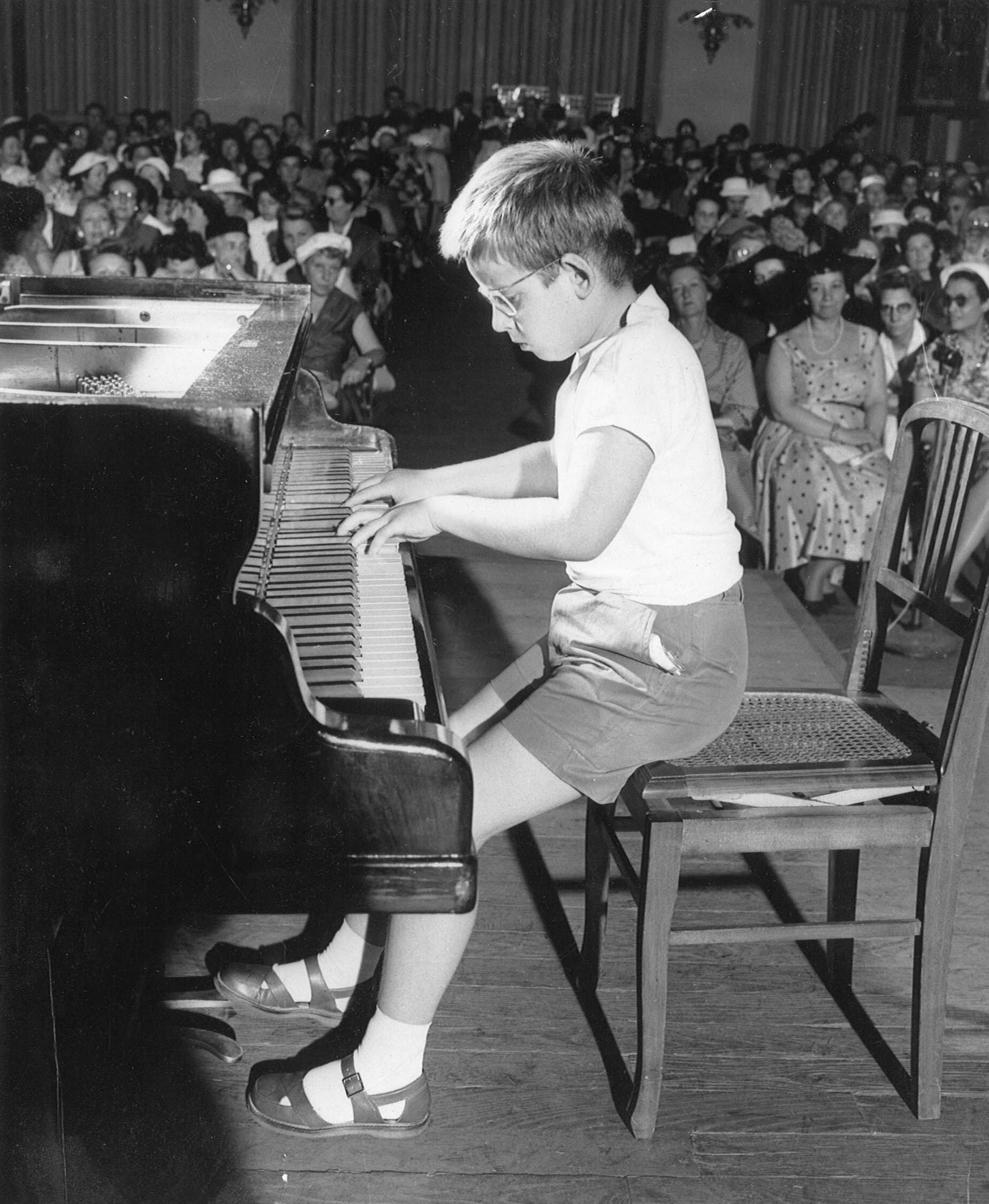 IGOR CONSERVATOIRE DE PARIS SALLE BERLIOZ ON THE PIANO AT NINE 1 .jpg