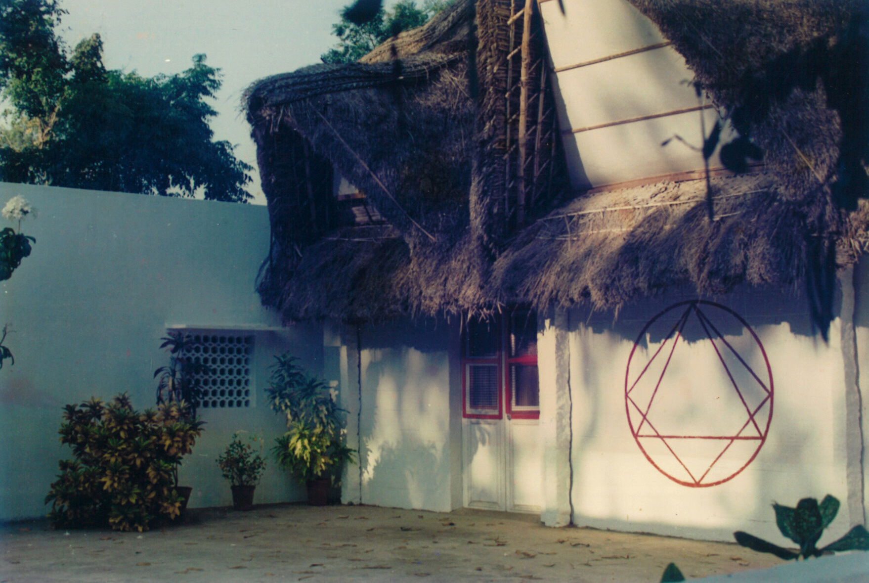 BACK SIDE OF IGOR'S HOUSE IN ASPIRATION-AUROVILLE WITH AN ALIEN WAITING OUTISDE .jpg