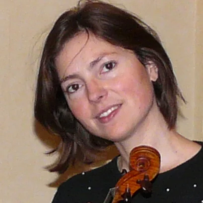 Caroline Eugène Born is a family of amateur musicians, Caroline starts playing the violin at the age of 7 with Maria Cheitanova and then with Jacques Dupriez at the musical academy of Woluwé Saint Pierre, where she wins the medal of the commune for chamber music. In1999 she’s the prize winner of the contest ‘Jeugd en Muziek’ and plays at the Palais des Beaux-Arts for ‘Brussel Proms’, and later in Helsinki, Finland. In 2000 she obtains a 1st prize of violin with ‘high distinction’ at the Conservatoire Royal de Musique de Bruxelles and in 2004 she obtains the degree with distinction in the class of Adam Korniszewski and in October of that same year, she wins the prizeColonel De Bisschop et Madame Matthyssens’, One year later in June she obtains the post-graduate diploma of chamber music with high distinction in the class of André Siwy. She further improves her art at the Koninklijk Conservatorium Brussel and obtains her master with high distinction in the violin class of Katalin Sebestyén in 2006. She presently plays in various orchestras, like ‘L’Ensemble Orchestral de Bruxelles” and “Musici Brucellensis’. Since September 2011 she has been teaching violin at the music academy of Woluwé Saint Pierre.