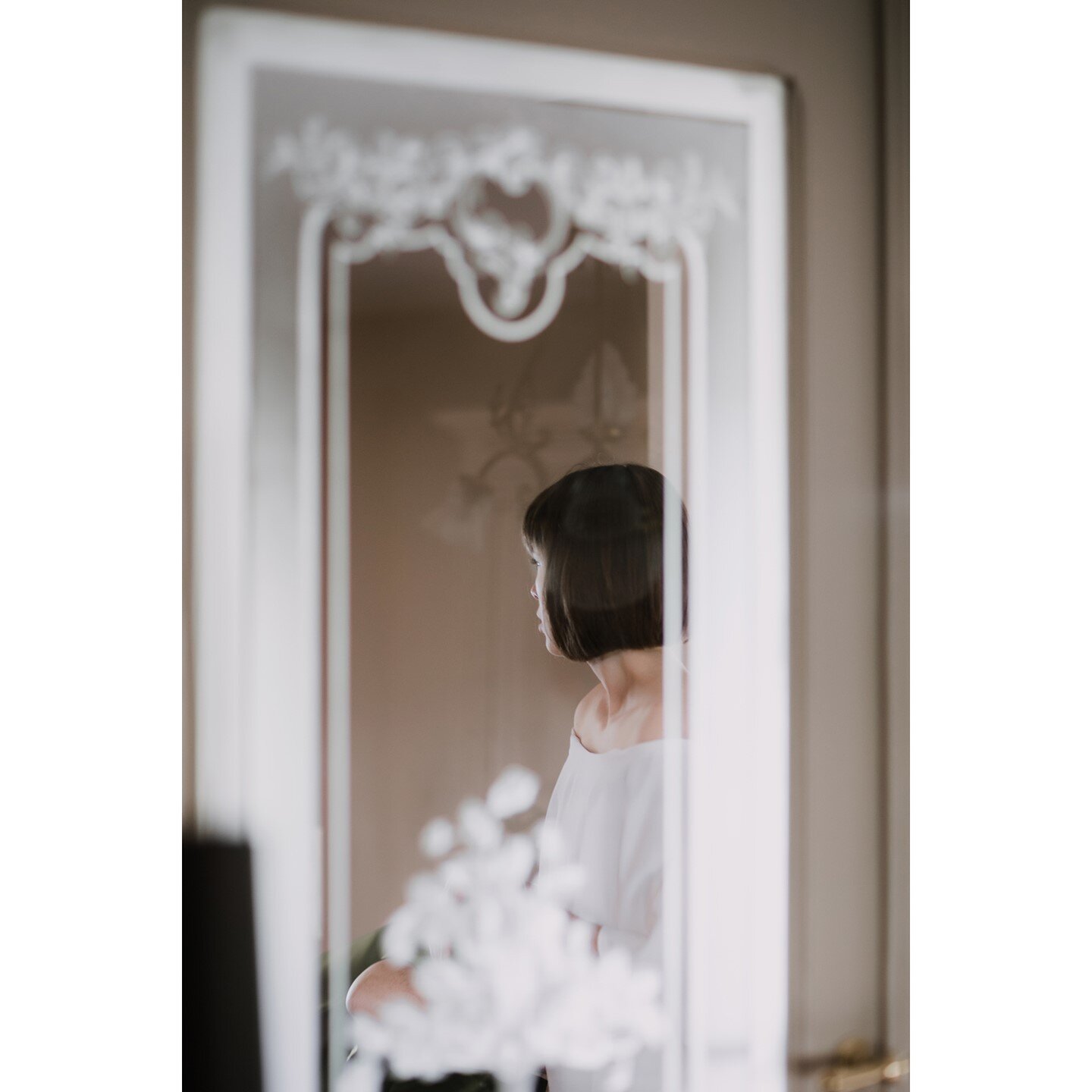 I personally love shooting through objects. It gives the viewer the feeling (s)he has a sneak peek to the situation. Don't you think?⁠
⁠
⁠
#couplegoals #fearlessphotographer #reportage #weddingphotographer #exploretocreate #weddingphotography #youbel