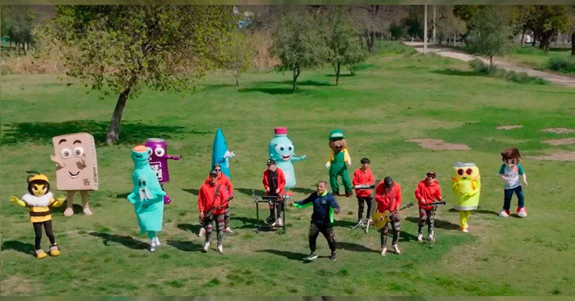 “Reciclar es la Cumbia”: Grupo Red lanza canción por el reciclaje desde un helipuerto y junto a una veintena de corporeos chilenos