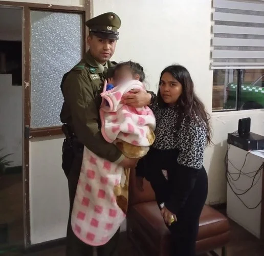 CARABINERO AYUDA A NIÑA QUE LLEGO SIN SIGNOS VITALES A RETEN EN COBQUECURA